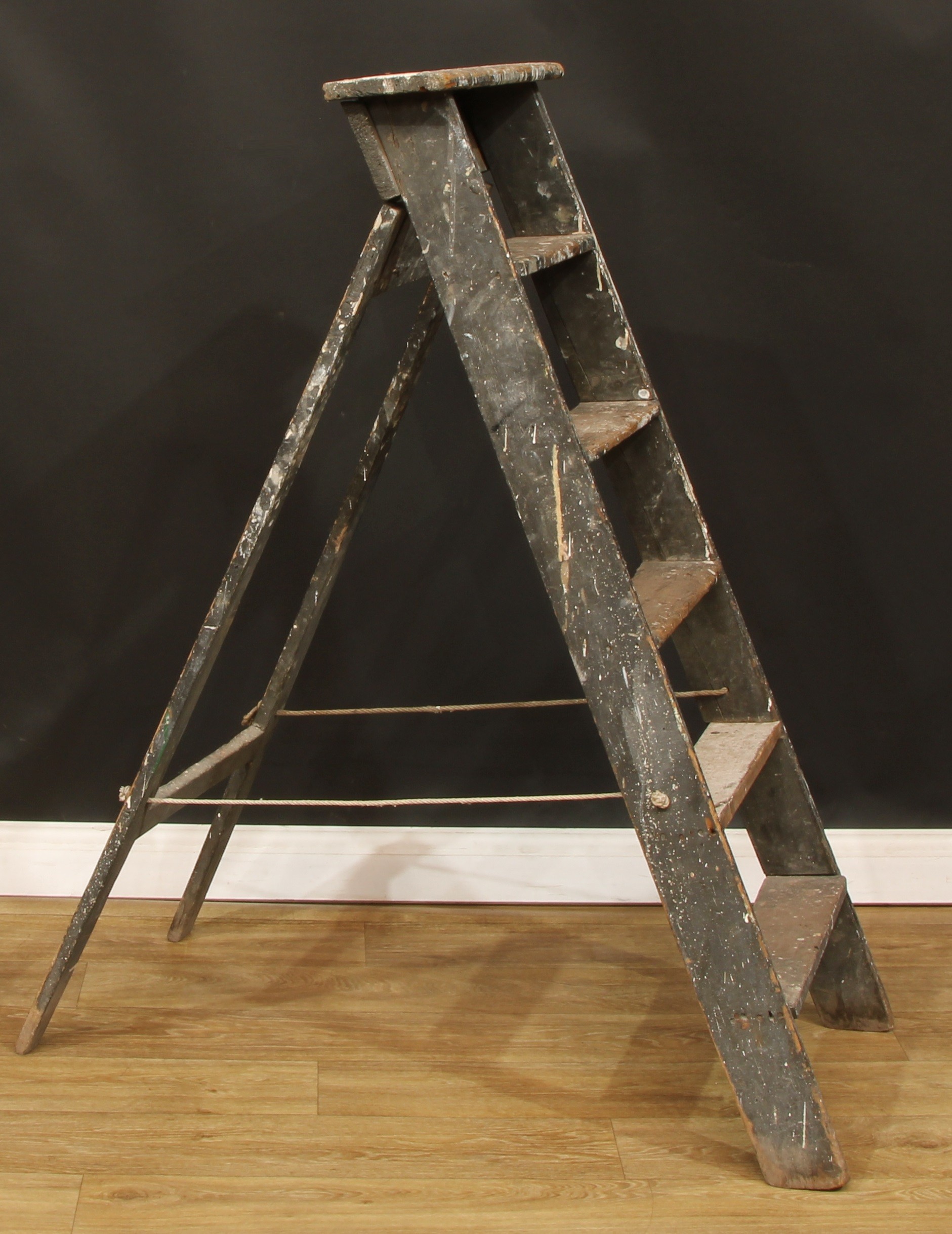 A decorative rustic pine stepladder, 128cm high (open), 46cm wide - Bild 2 aus 2