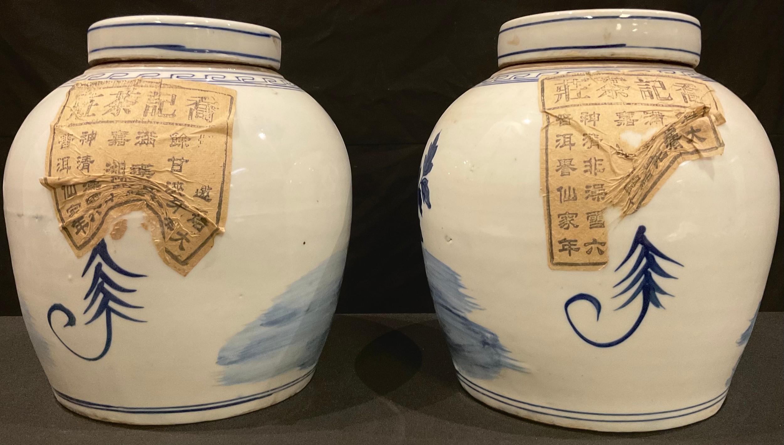 A pair of Chinese blue and white ginger jars and covers, each decorated with Chrysanthemums and - Bild 3 aus 4