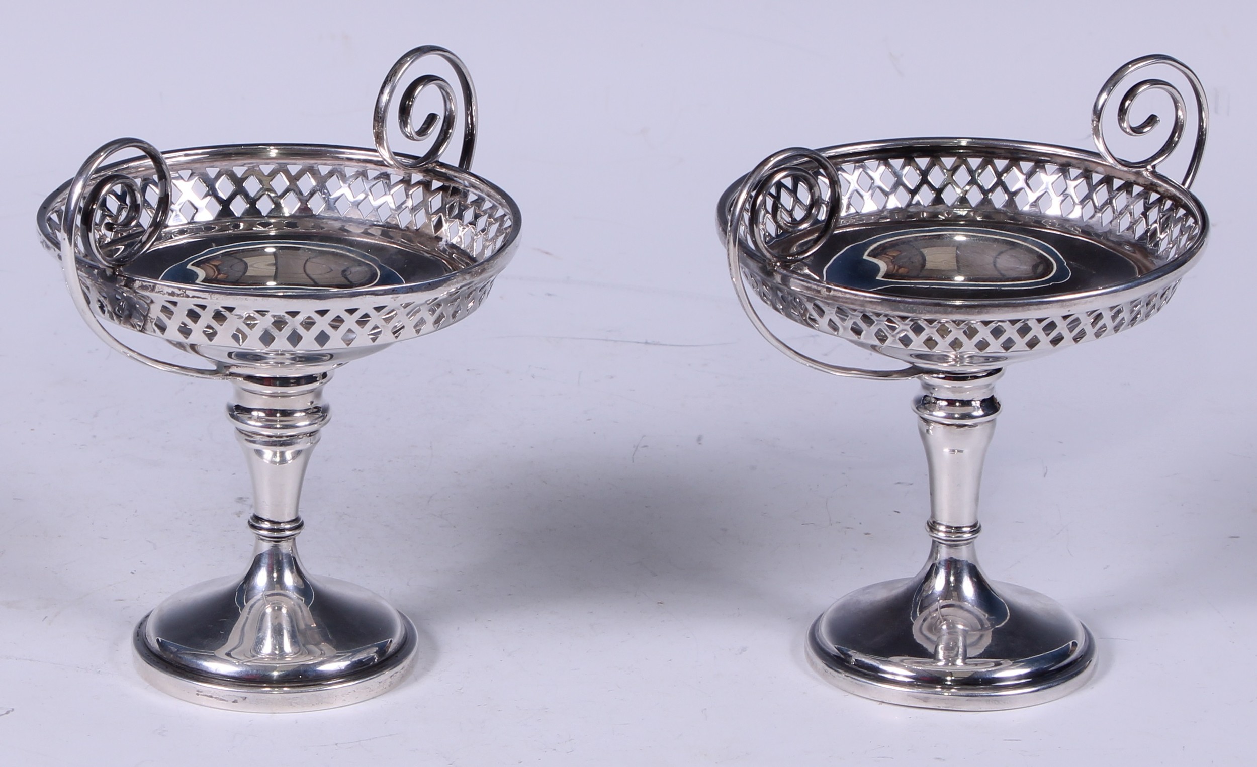 An associated pair of silver pedestal sweetmeat dishes, Walker & Hall, Sheffield, 1908 and 1912, 12c - Bild 2 aus 2