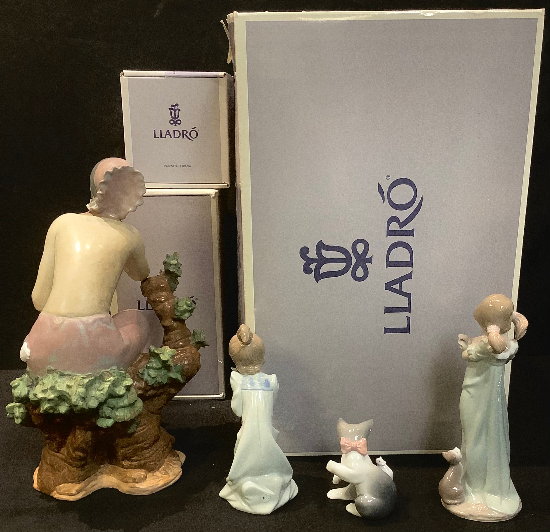 A Lladro figure, Poetic Moment, boxed; others, Sleepy Kitten, boxed; Cat and Mouse, boxed; girl with - Bild 2 aus 4