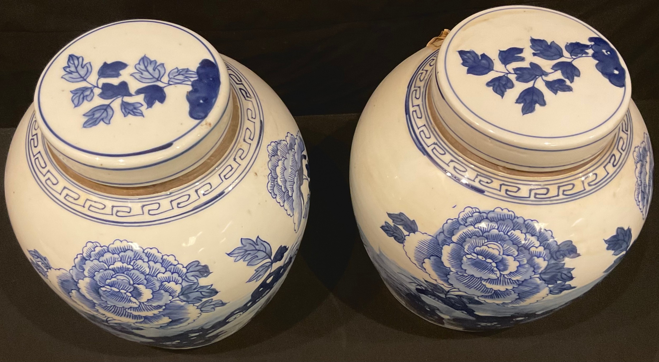 A pair of Chinese blue and white ginger jars and covers, each decorated with Chrysanthemums and - Bild 2 aus 4