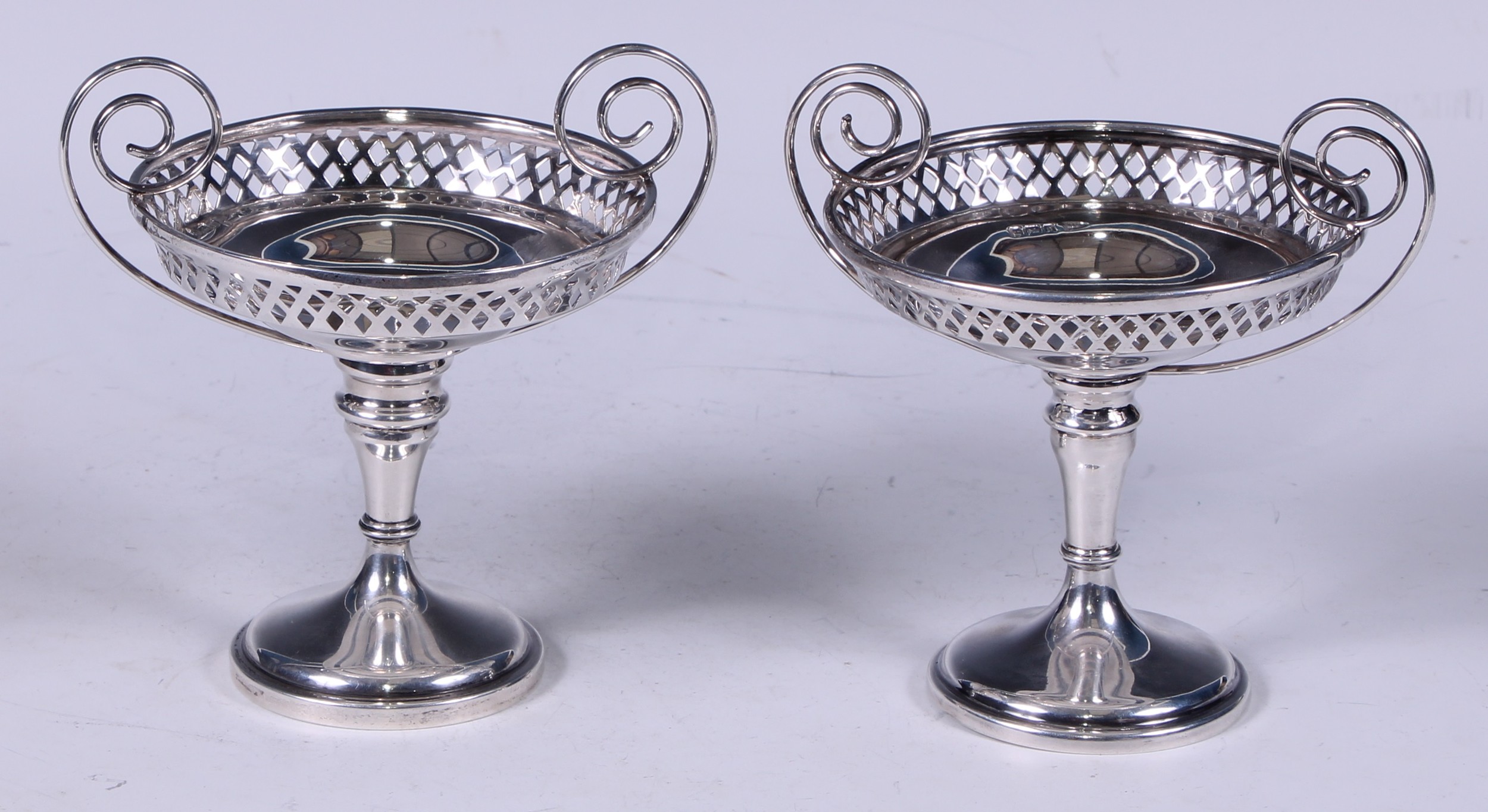 An associated pair of silver pedestal sweetmeat dishes, Walker & Hall, Sheffield, 1908 and 1912, 12c