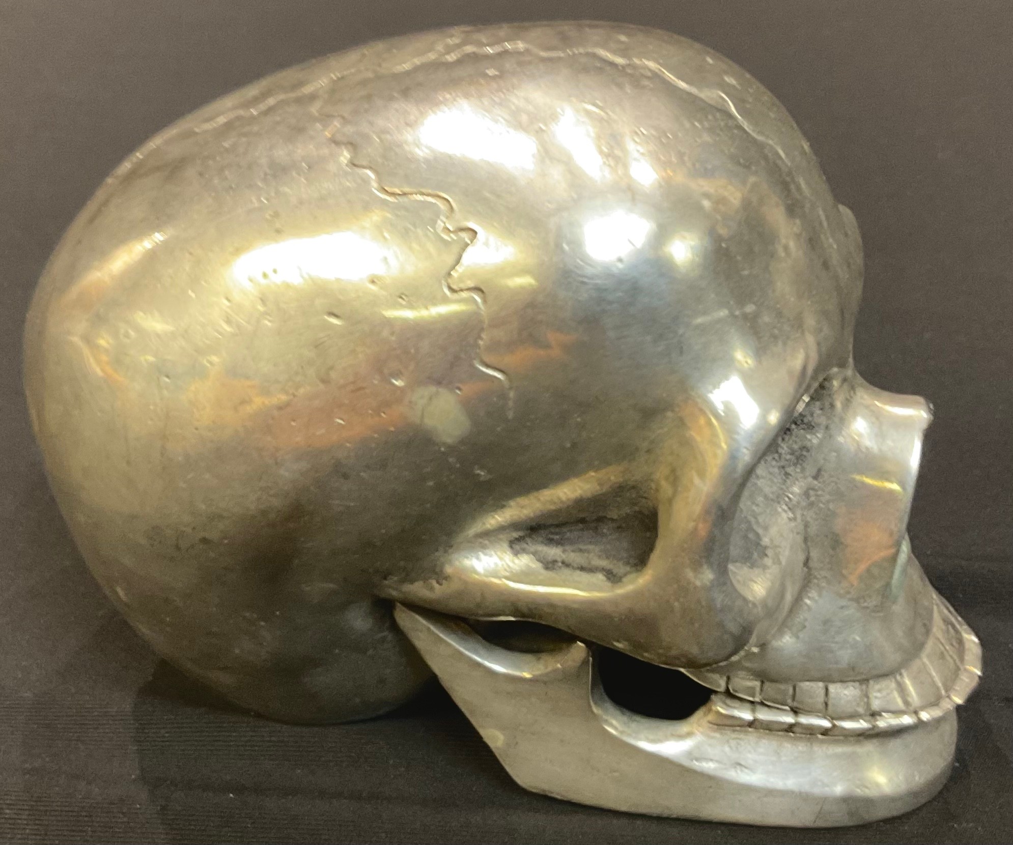 A cast metal model of a human skull, with articulated lower jaw, 9.5cm high - Bild 2 aus 4