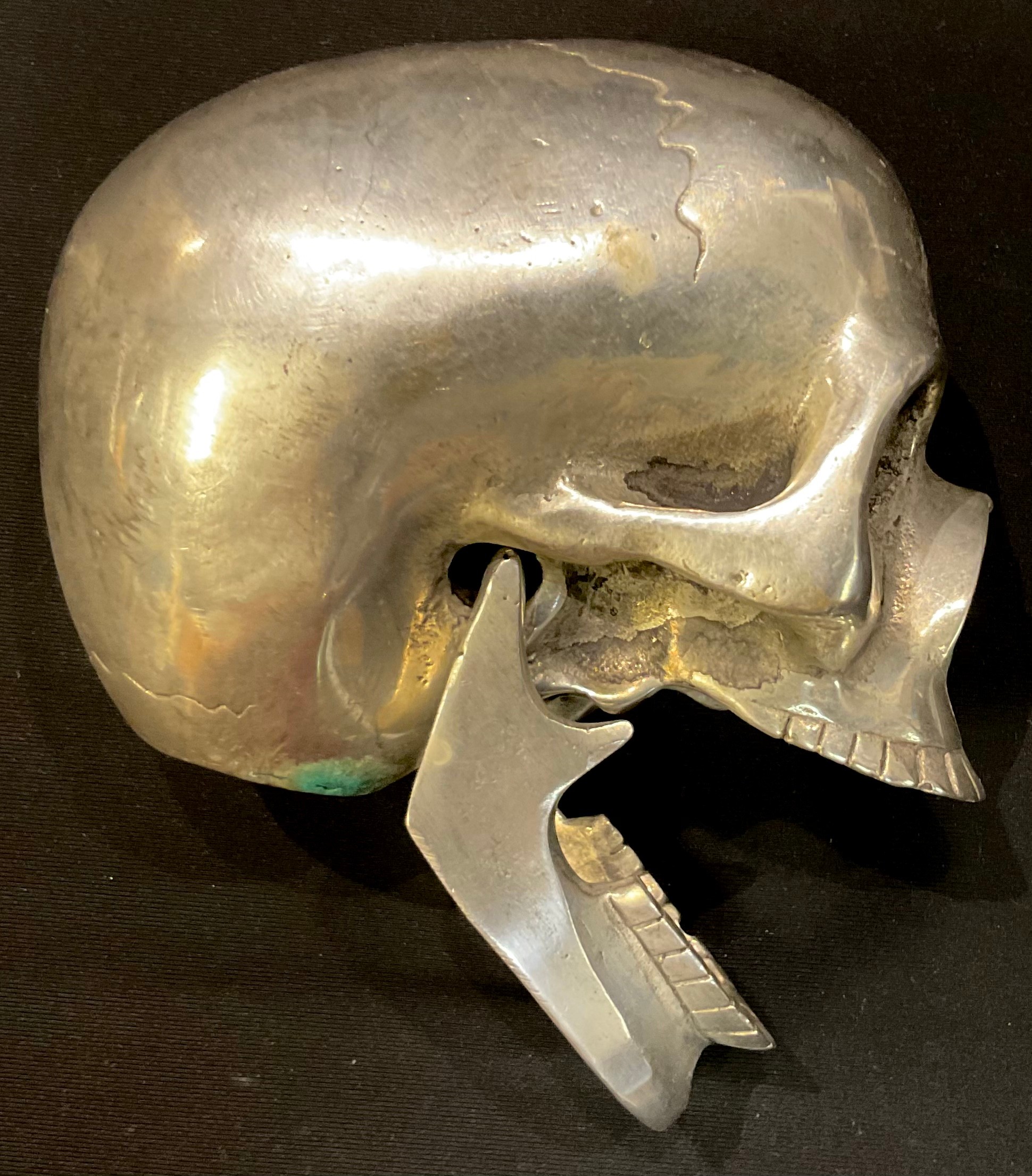 A cast metal model of a human skull, with articulated lower jaw, 9.5cm high - Bild 3 aus 4