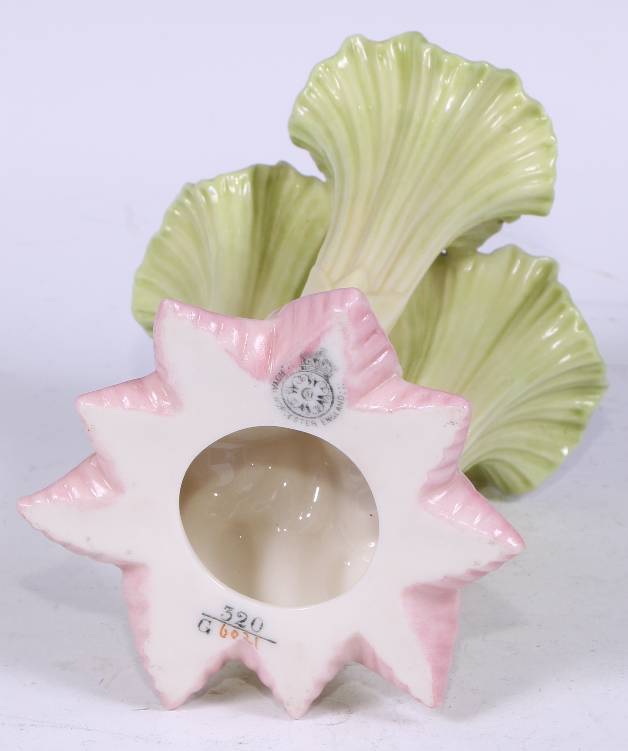 An Edwardian Royal Worcester cluster spill vase, in the form of lily flowers, blush-tipped leaves, - Bild 3 aus 3