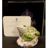 A Royal Crown Derby paperweight, Toad, limited edition 567/3,500, gold stopper, certificate, boxed