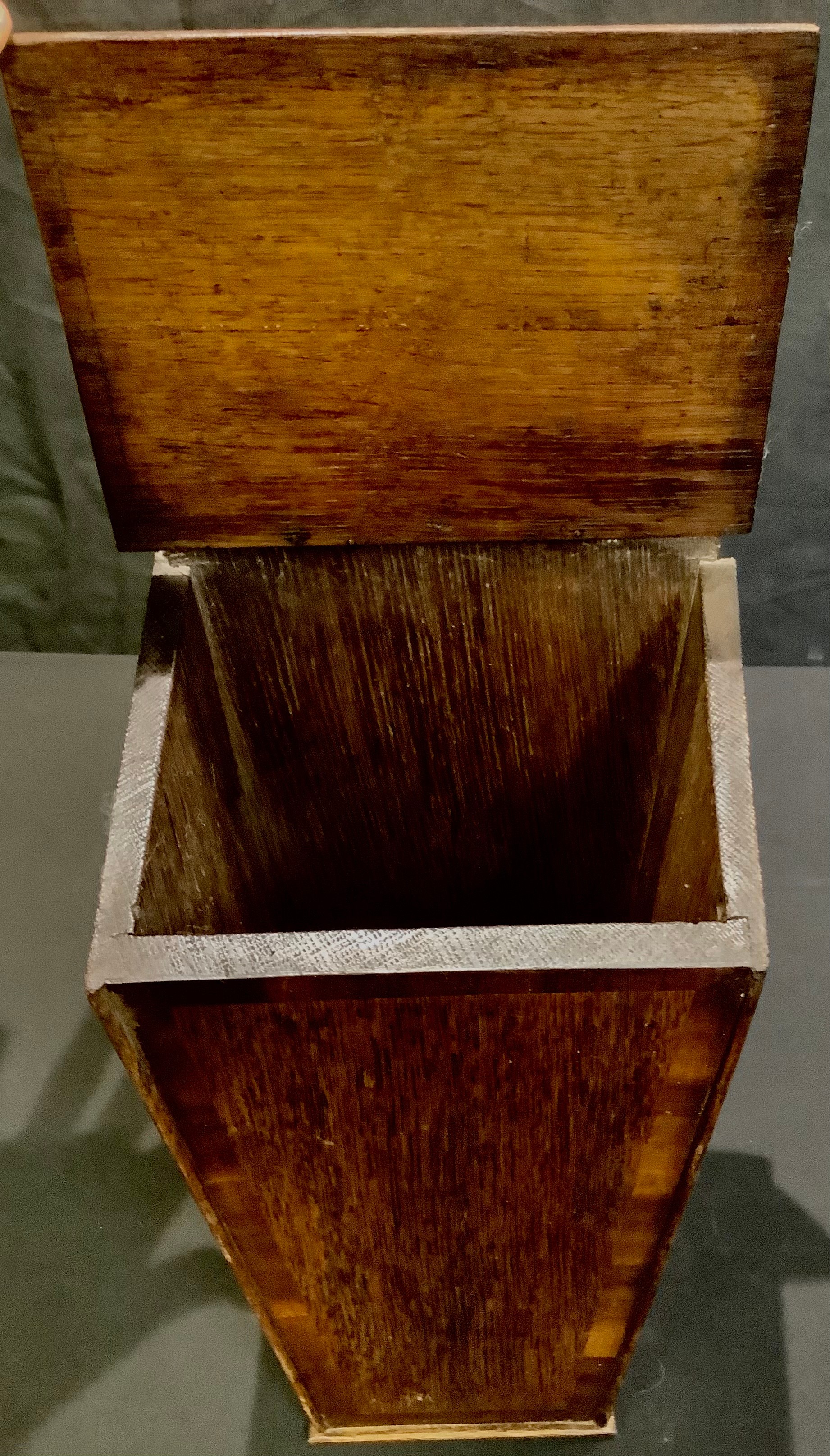 A George III mahogany crossbanded oak candle box, c.1800 - Bild 2 aus 4