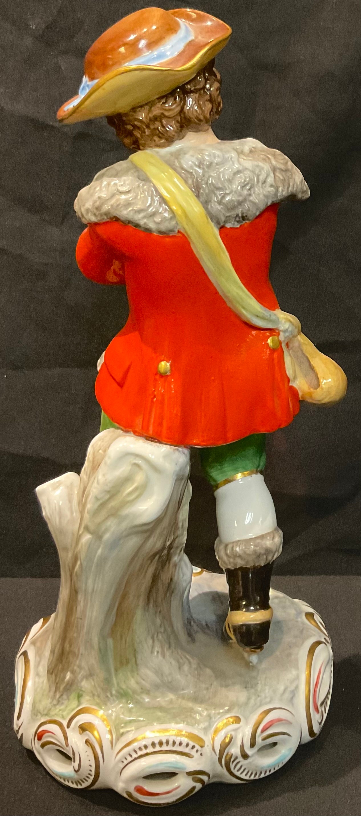 A Derby figure allegorical of Winter, as a skater with red jacket and rabbit in his knapsack, - Bild 3 aus 4
