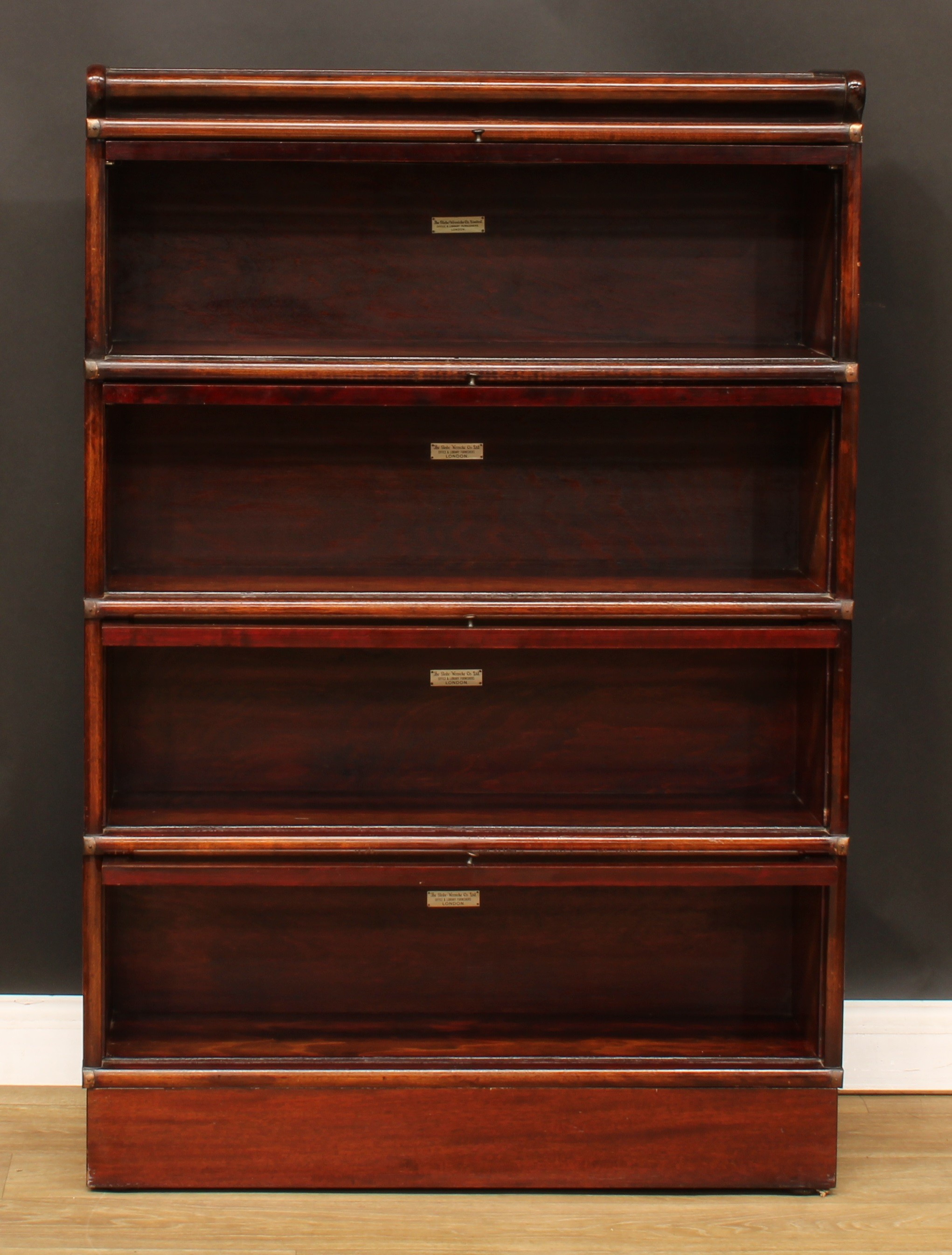 A Globe Wernicke barrister's bookcase, comprising four modular stacking sections, each bearing label - Bild 2 aus 4