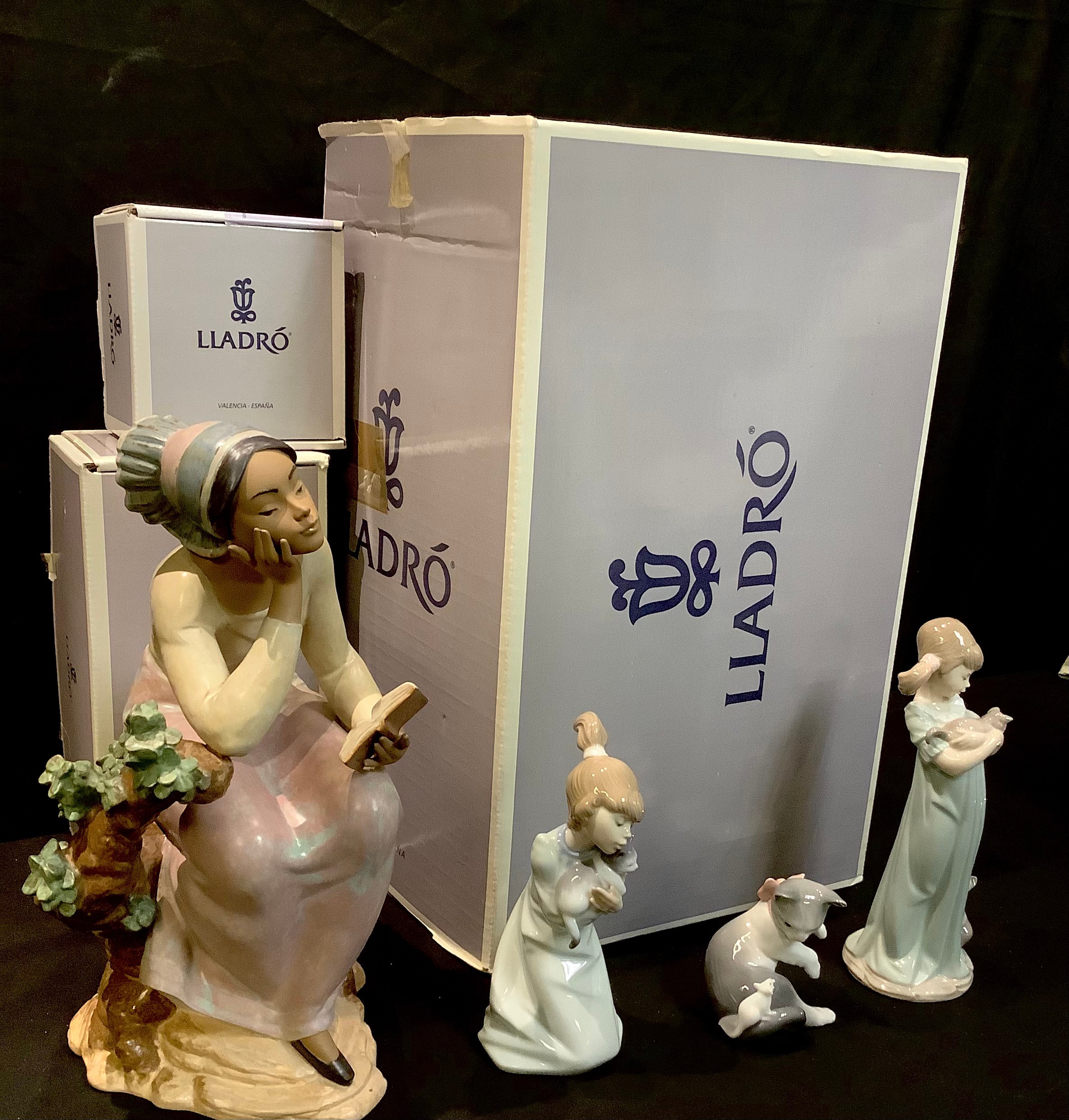 A Lladro figure, Poetic Moment, boxed; others, Sleepy Kitten, boxed; Cat and Mouse, boxed; girl with - Bild 3 aus 4