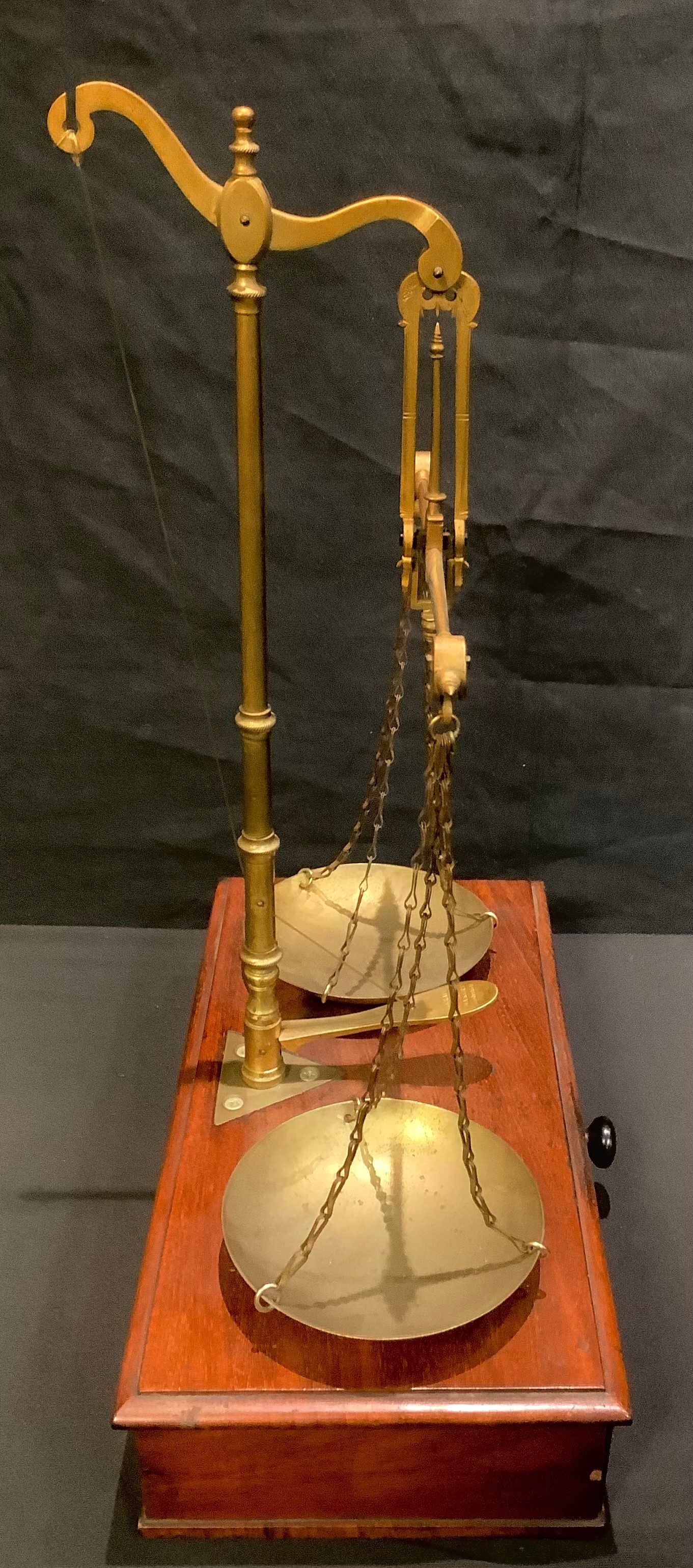 A set of 19th century mahogany and brass apothecary balance scales and weights, De Grave & Co., - Bild 6 aus 6