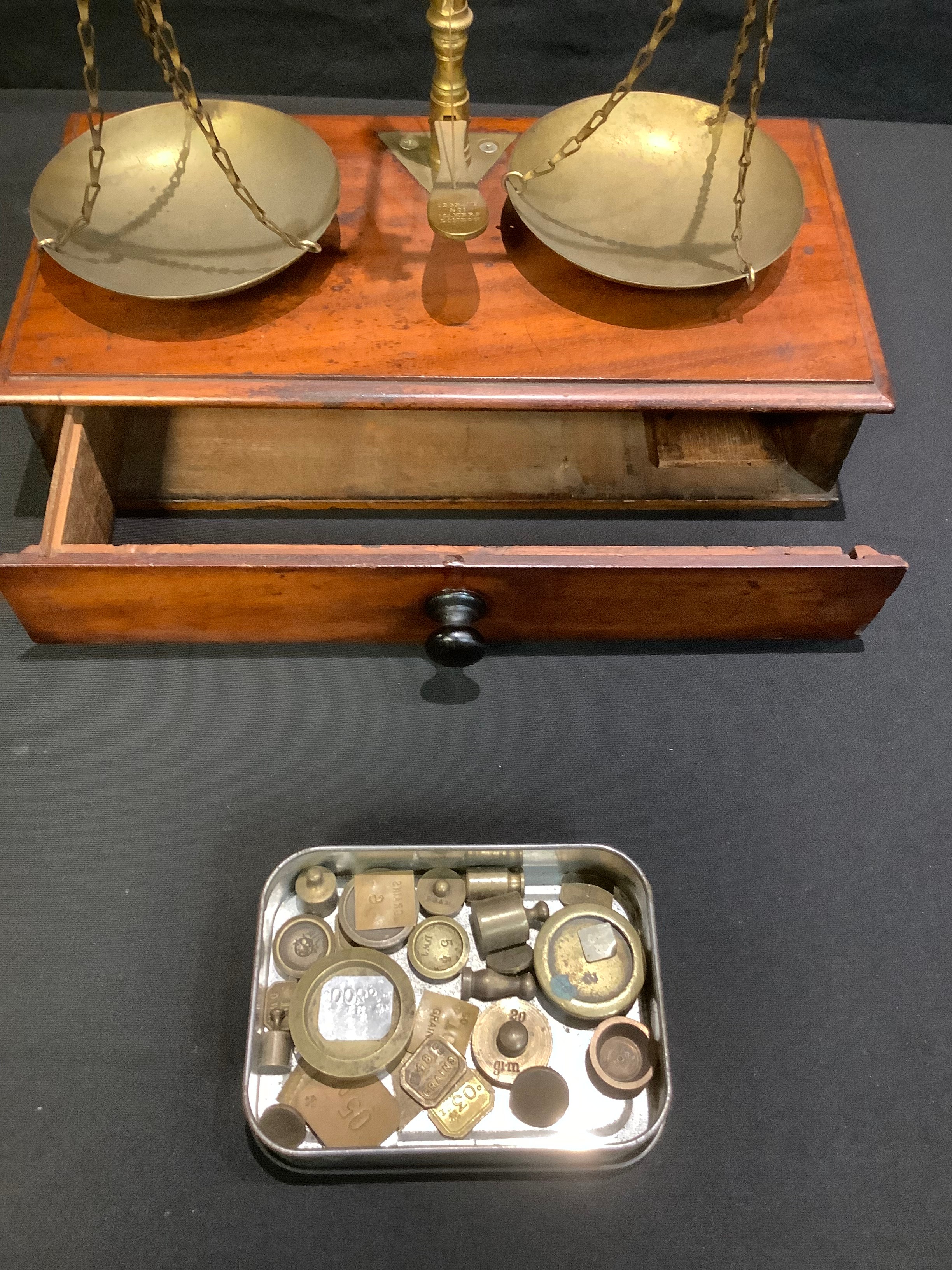 A set of 19th century mahogany and brass apothecary balance scales and weights, De Grave & Co., - Bild 3 aus 6