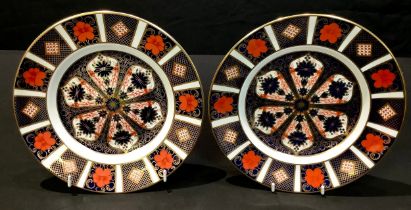 A pair of royal Crown Derby 1128 pattern dessert plates, 21.5cm diameter, first quality