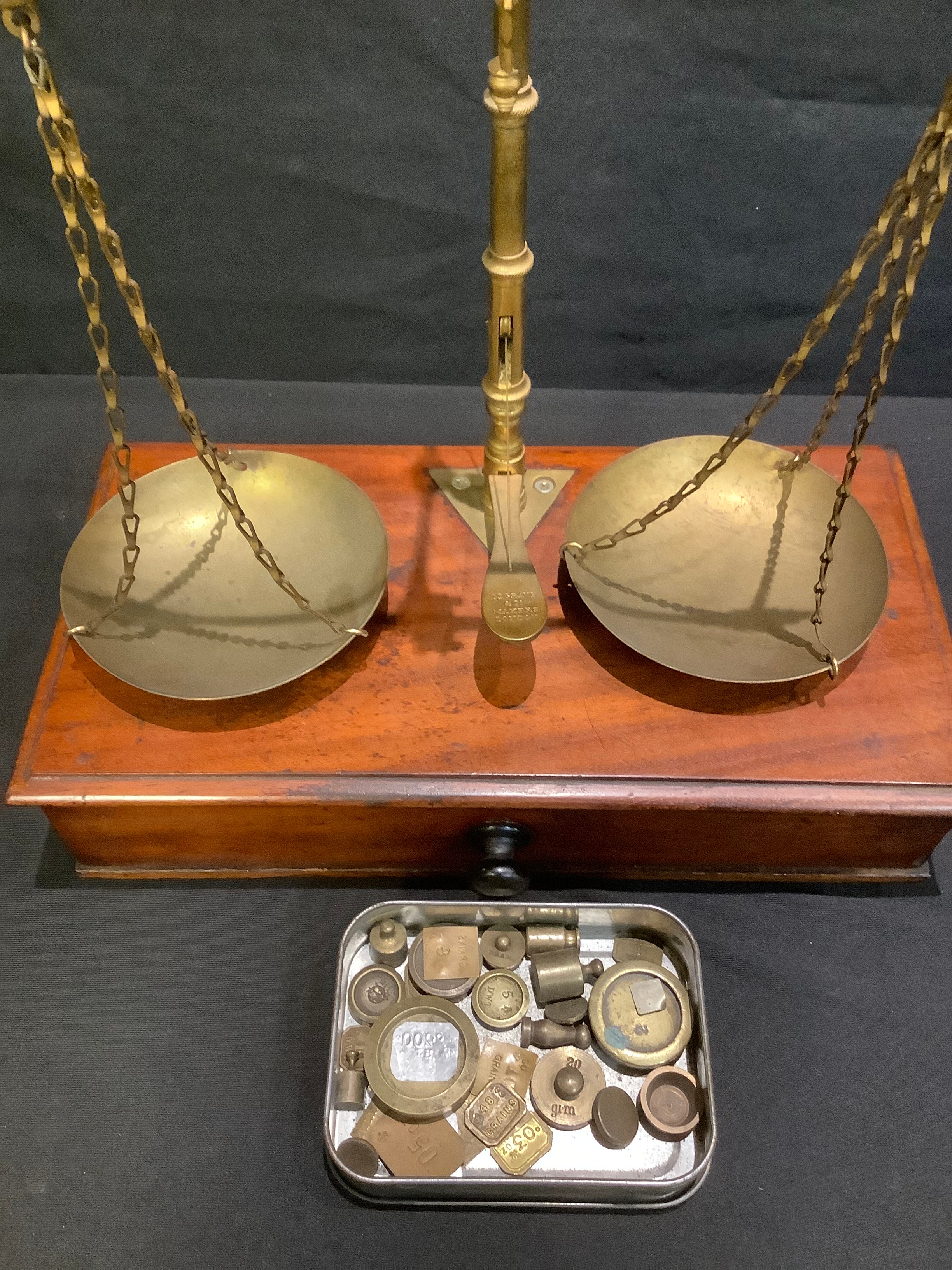 A set of 19th century mahogany and brass apothecary balance scales and weights, De Grave & Co., - Bild 2 aus 6
