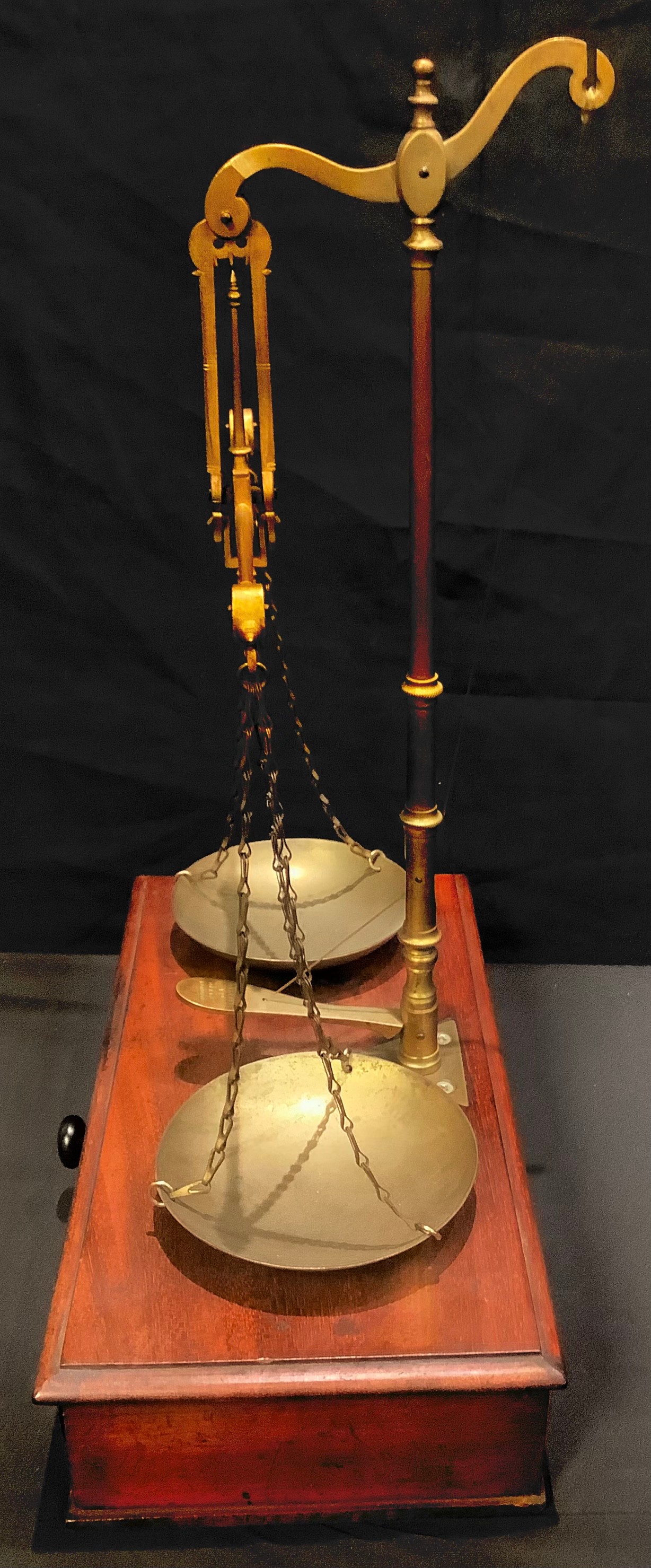 A set of 19th century mahogany and brass apothecary balance scales and weights, De Grave & Co., - Bild 5 aus 6