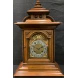 A late 19th/early 20th century oak bracket clock, brass dial with silvered chapter ring, Arabic