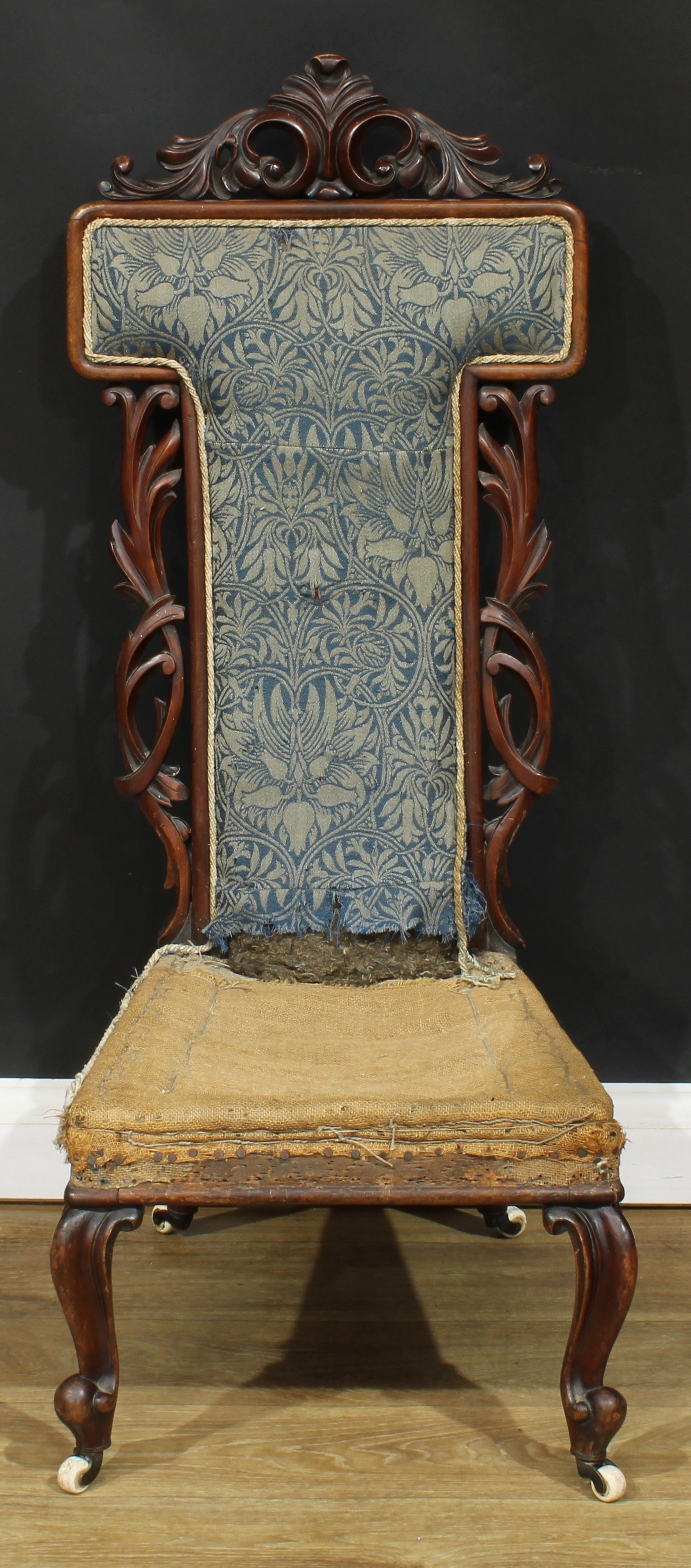 A Victorian mahogany prie-dieu chair, 109cm high, 46cm wide, the seat 42.5cm wide and 38cm deep; a - Bild 2 aus 7
