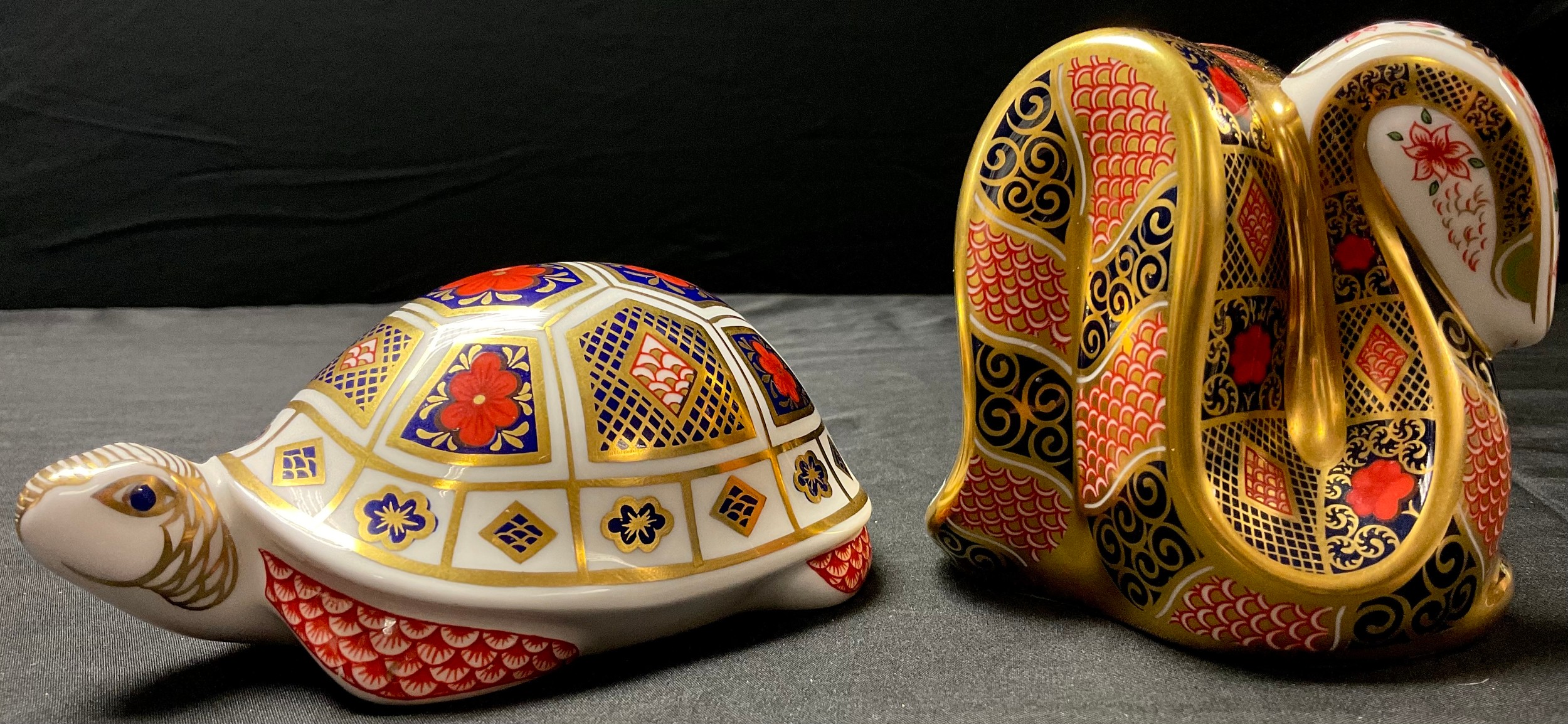 A Royal Crown Derby paperweight, Imari Snake, gold stopper; another, Imari Tortoise, gold stopper ( - Bild 2 aus 2