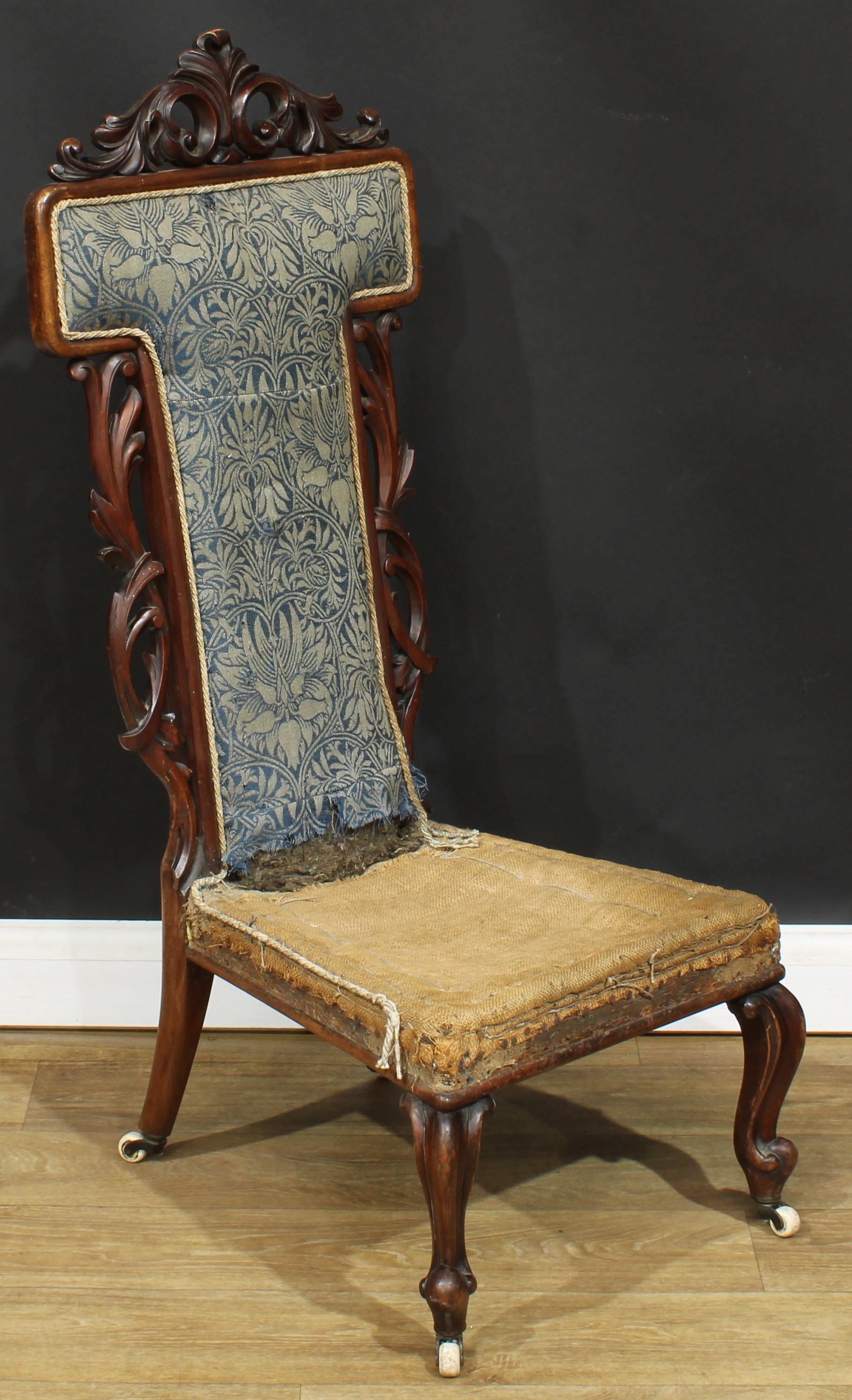 A Victorian mahogany prie-dieu chair, 109cm high, 46cm wide, the seat 42.5cm wide and 38cm deep; a - Bild 3 aus 7