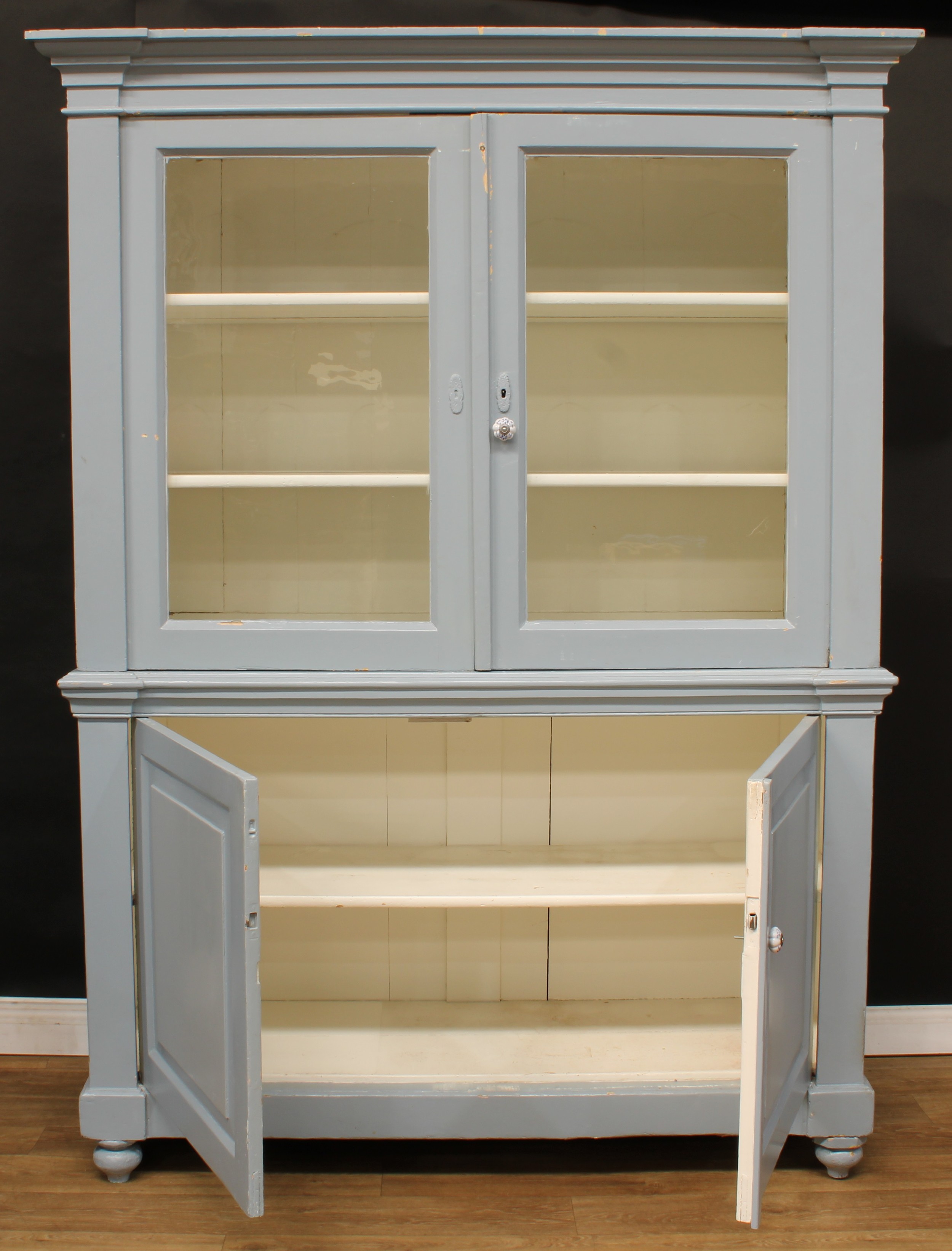 A Victorian painted pine housekeeper’s cupboard, outswept cornice above a pair of glazed doors - Bild 2 aus 2