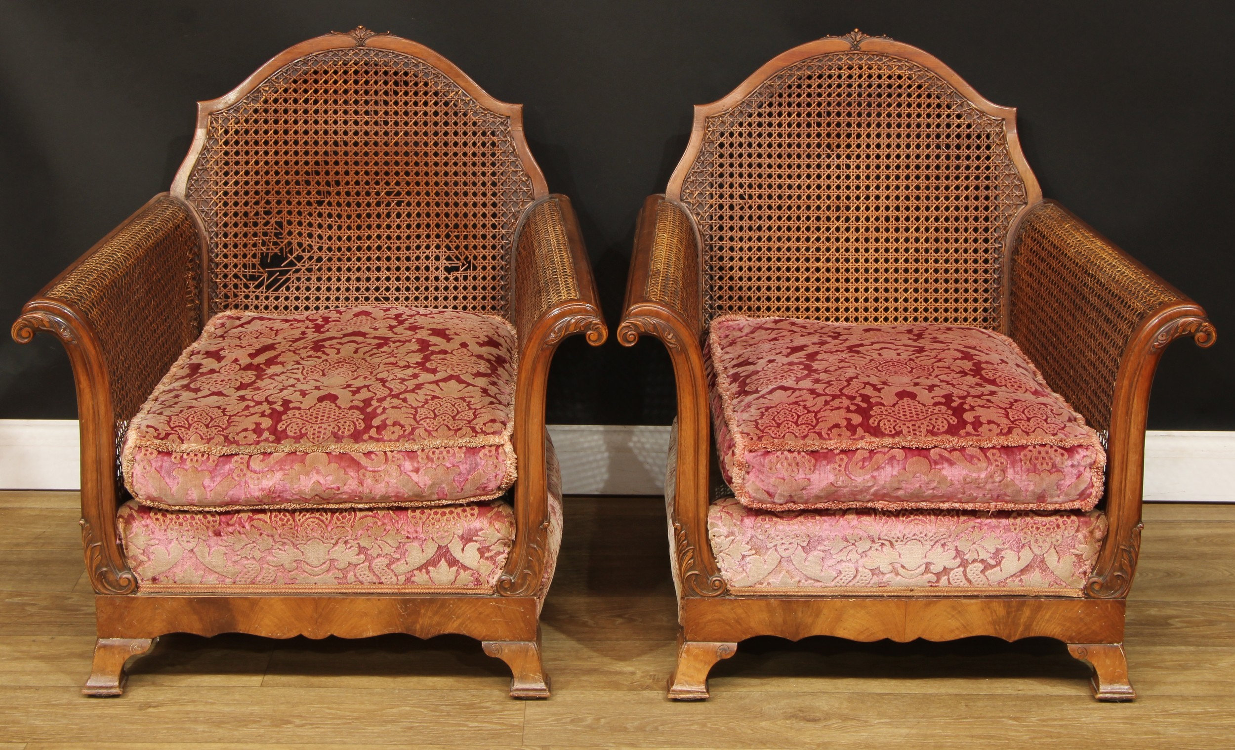 A three-piece bergère drawing room suite, composing sofa and a pair of chairs, the sofa 82cm high, - Bild 5 aus 5