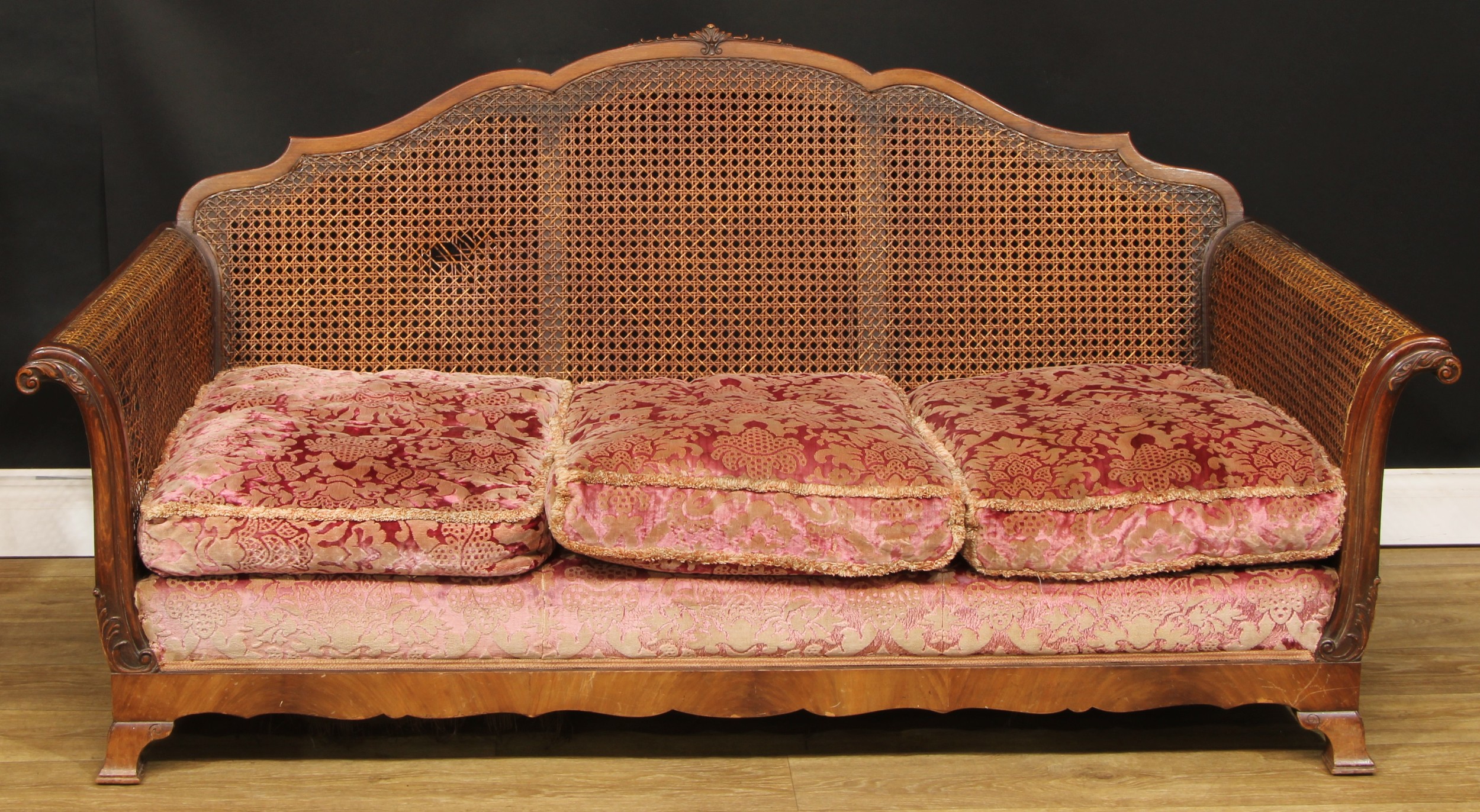 A three-piece bergère drawing room suite, composing sofa and a pair of chairs, the sofa 82cm high, - Bild 3 aus 5