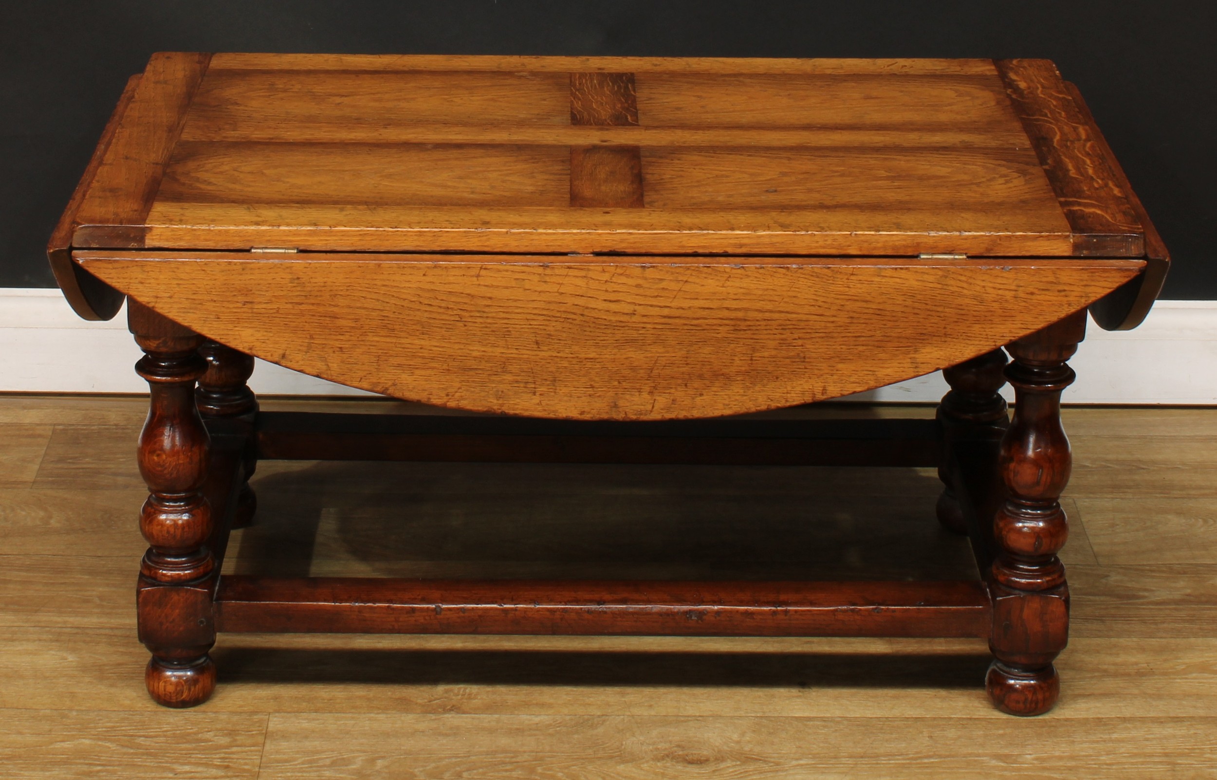 An oak drop-leaf coffee table, by Titchmarsh & Goodwin, badged, 48cm high, 96cm opening to 121cm - Bild 2 aus 3