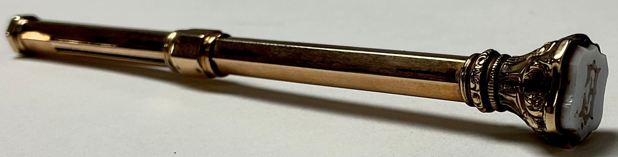 An early 20th century yellow metal propelling pencil, stone set finial, 9.4g gross - Image 2 of 4