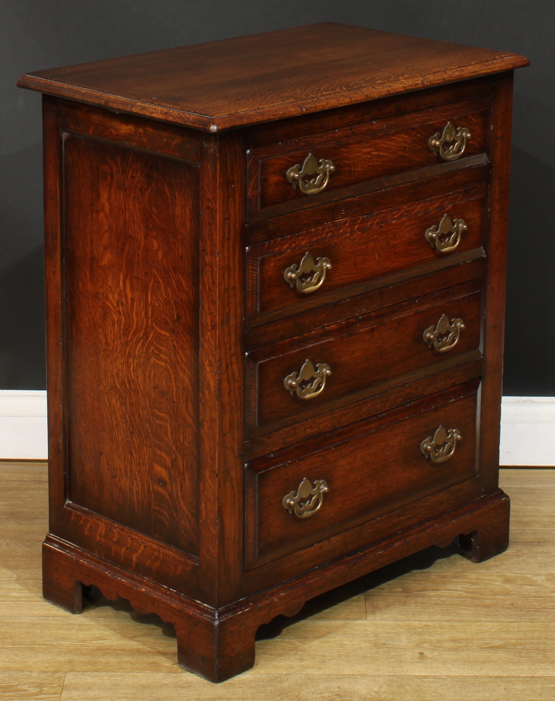 An oak chest of four long drawers, of small and neat proportions, by Titchmarsh & Goodwin, badged, - Bild 2 aus 3