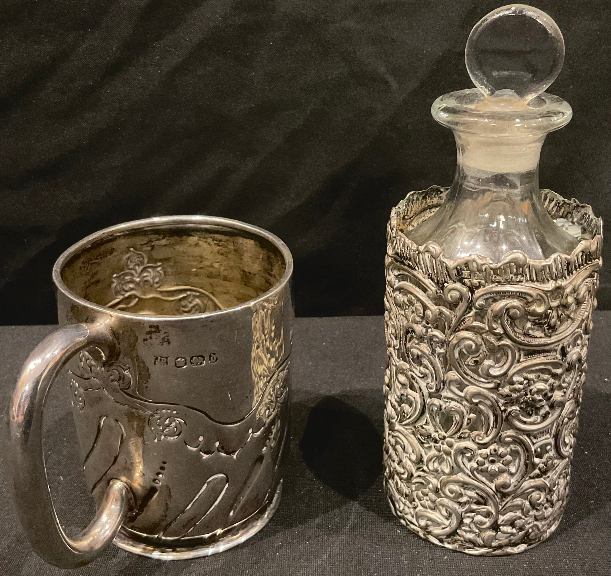 A Victorian silver christening mug, Sheffield 1896; a silver cased scent bottle (2) - Bild 2 aus 2