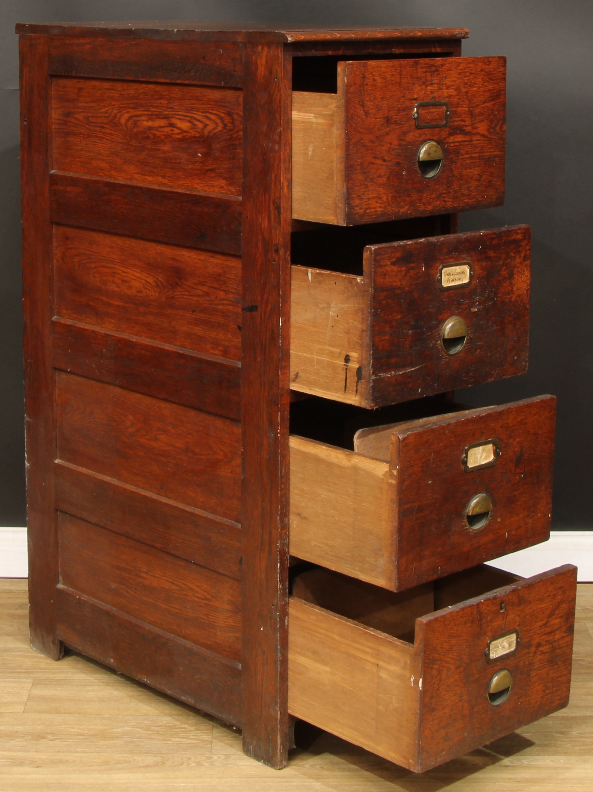 An early 20th century oak filing chest, of four drawers, brass cup handles, 130cm high, 45cm wide, - Bild 3 aus 3