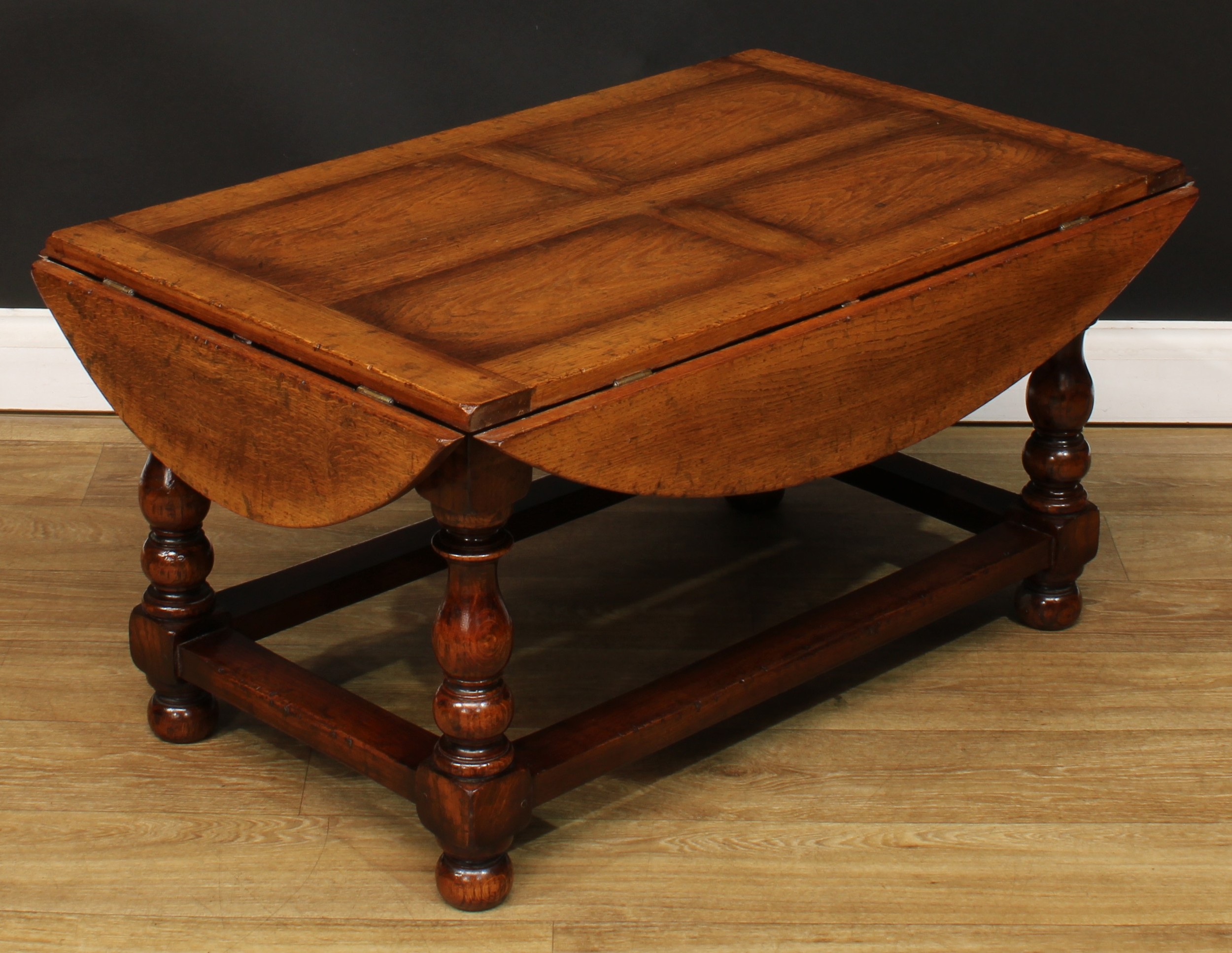 An oak drop-leaf coffee table, by Titchmarsh & Goodwin, badged, 48cm high, 96cm opening to 121cm - Bild 3 aus 3