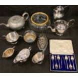 A set of six George V silver teaspoons, sugar bows ensuite, London 1924, 83g, Northern Goldsmiths