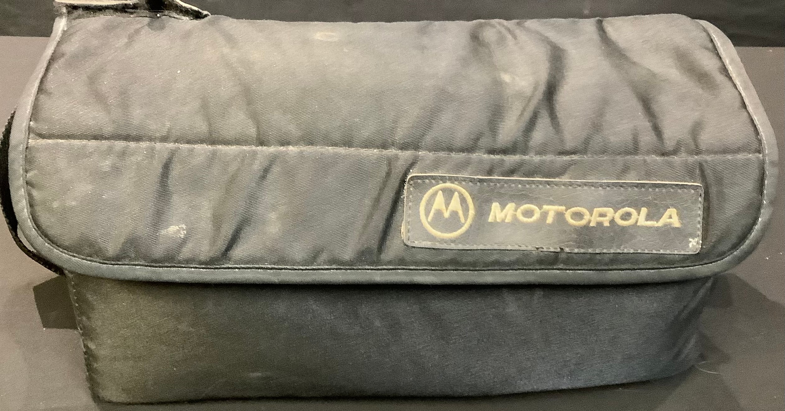 A Motorola 4800x mobile phone and battery pack, c.1989 - Bild 4 aus 4