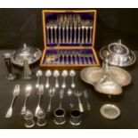 A quantity of silver plate comprising a set of fish eaters, entree dishes, etc (qty)