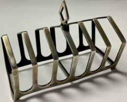 An Art Deco silver seven bar toast rack with kite shaped handle, 11cm wide, Birmingham, 1930, 3.9oz