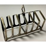 An Art Deco silver seven bar toast rack with kite shaped handle, 11cm wide, Birmingham, 1930, 3.9oz
