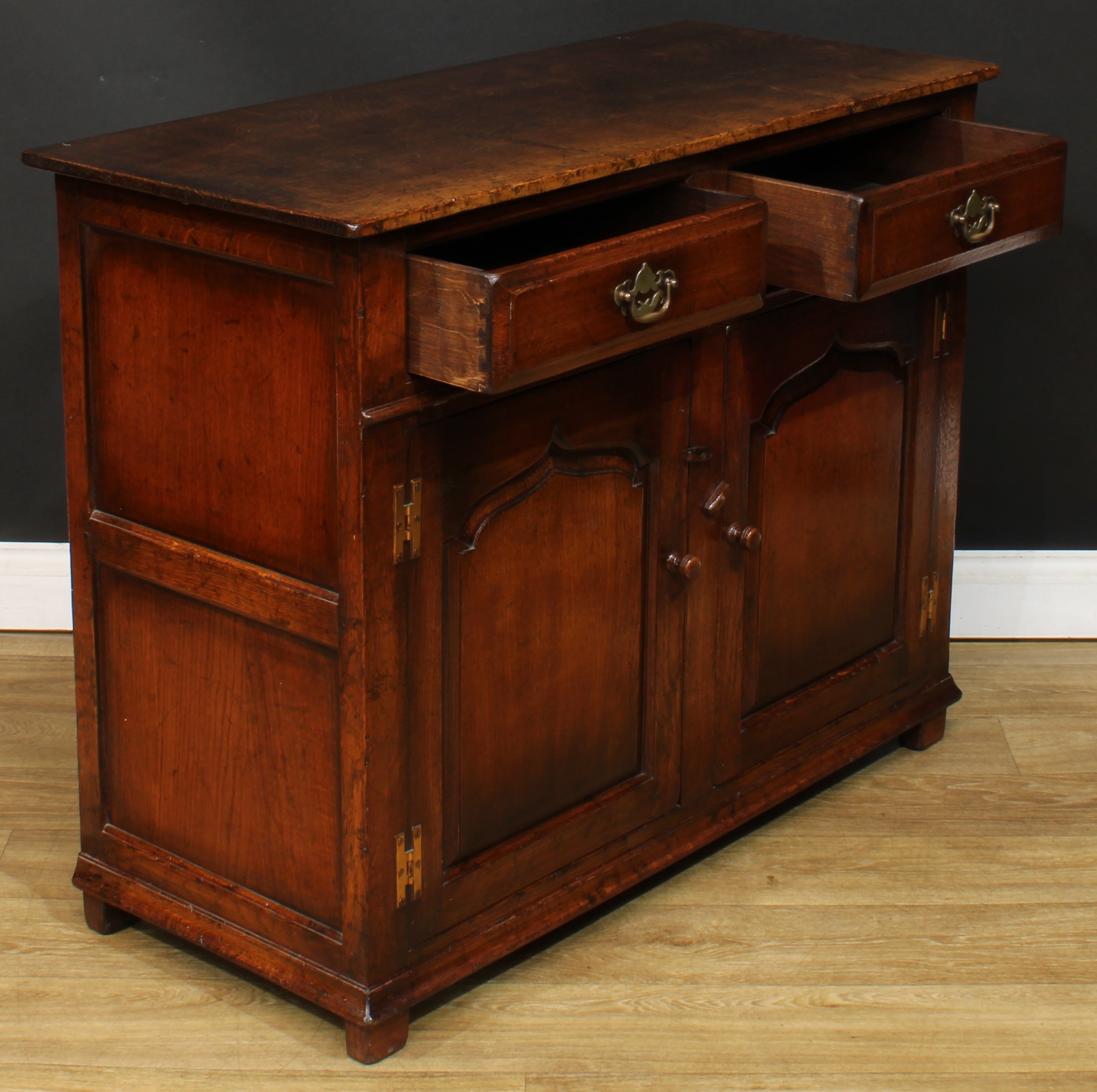 An oak side cabinet or low dresser, probably Titchmarsh & Goodwin, 84cm high, 107cm wide, 45.5cm - Bild 4 aus 4