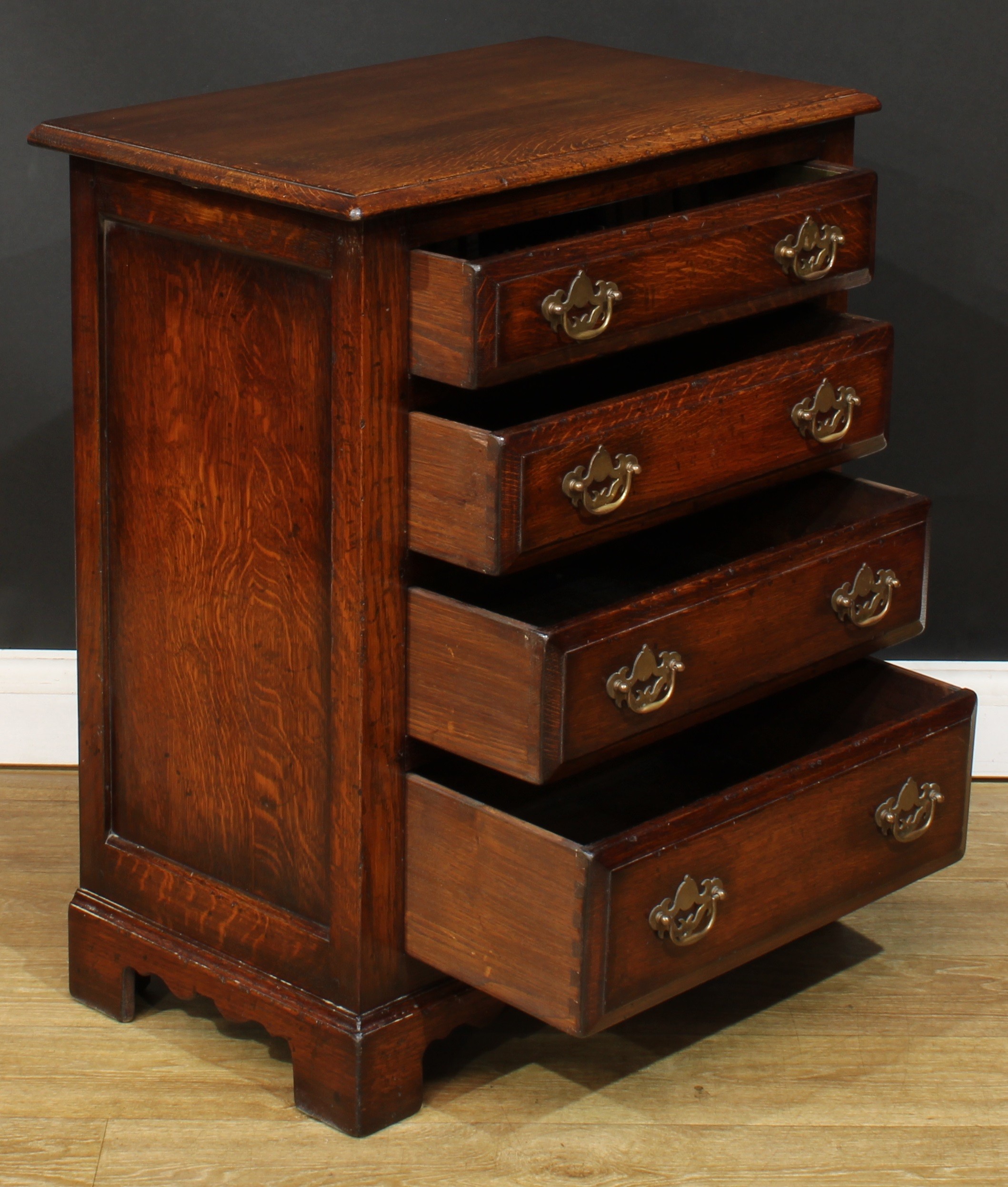 An oak chest of four long drawers, of small and neat proportions, by Titchmarsh & Goodwin, badged, - Bild 3 aus 3