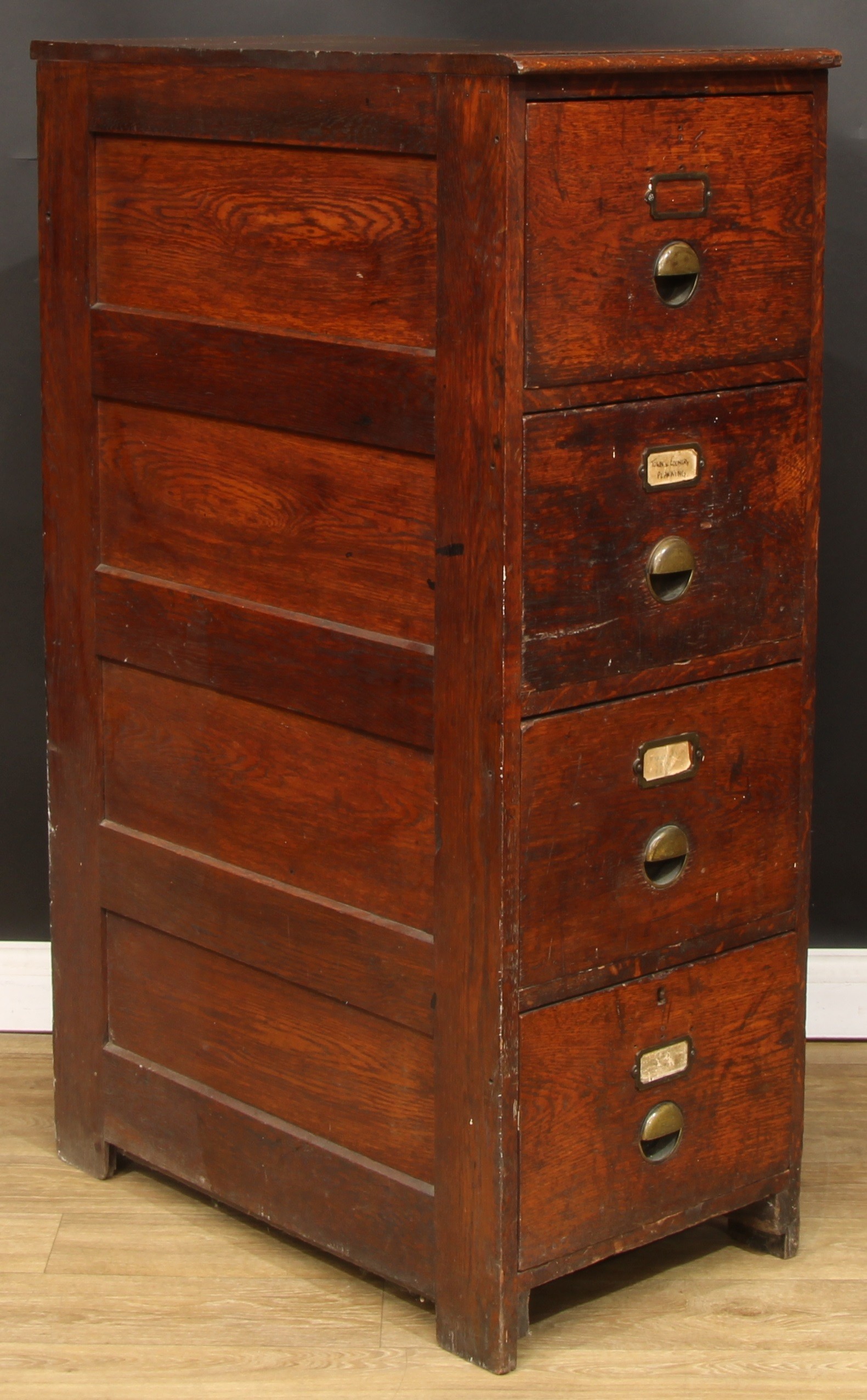 An early 20th century oak filing chest, of four drawers, brass cup handles, 130cm high, 45cm wide, - Bild 2 aus 3