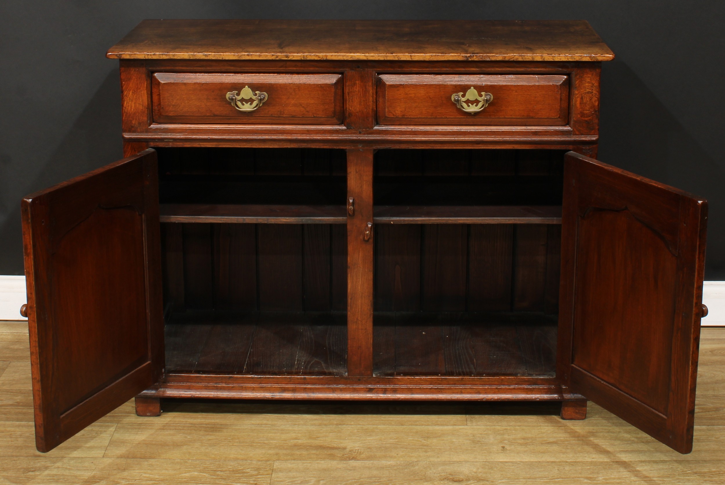 An oak side cabinet or low dresser, probably Titchmarsh & Goodwin, 84cm high, 107cm wide, 45.5cm - Bild 2 aus 4