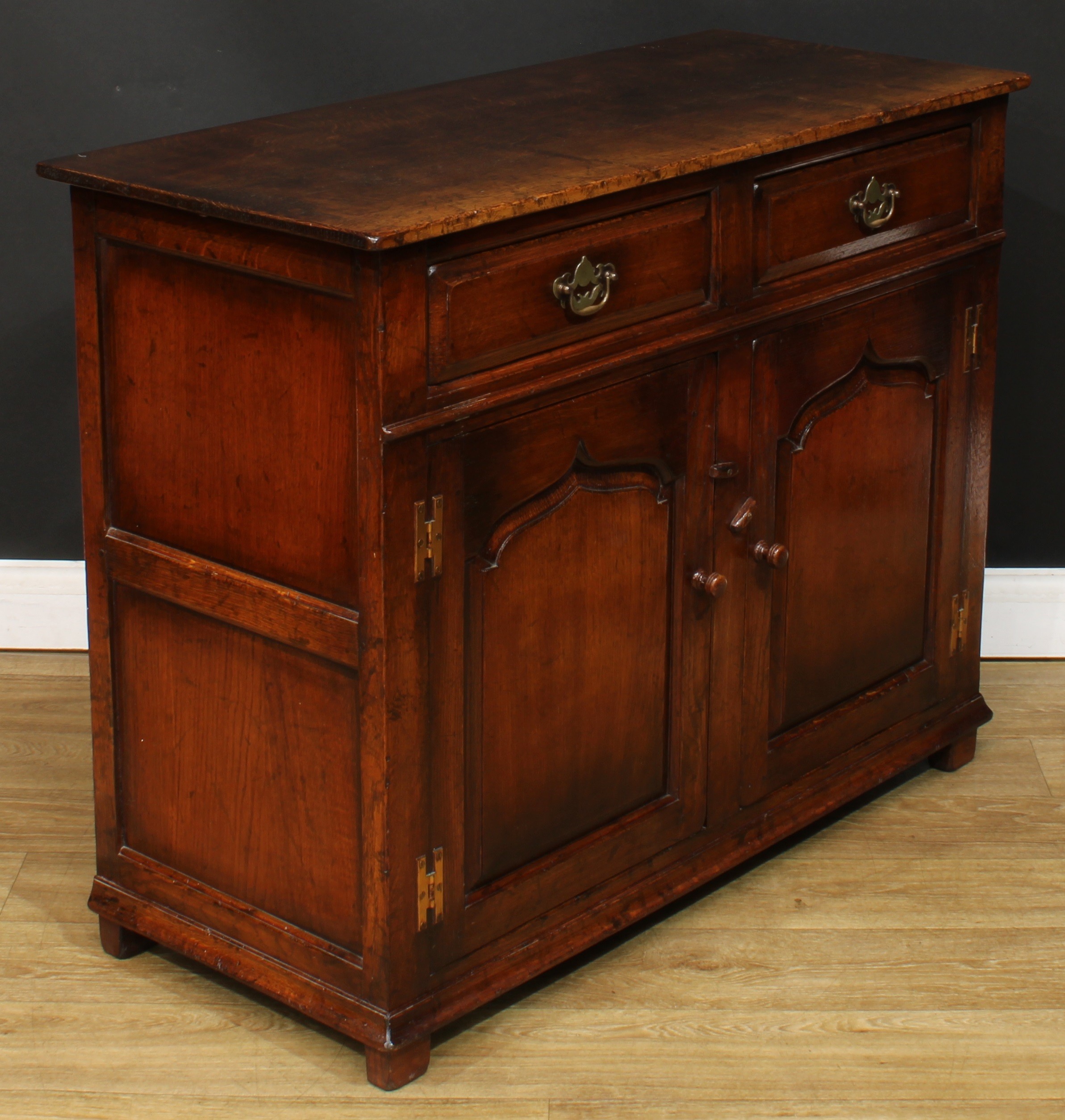 An oak side cabinet or low dresser, probably Titchmarsh & Goodwin, 84cm high, 107cm wide, 45.5cm - Bild 3 aus 4