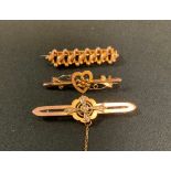 An early 20th century 9ct gold bar brooch, keeper motif, 40mm long, 1.6g; another, heart and