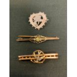 An early 20th century 9ct gold bar brooch, set with peridot flanked by seed pearls, 52mm long, 2.6g;