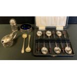 Silver - a George V silver three piece crust set, blue glass liners, Birmingham 1923; set six silver