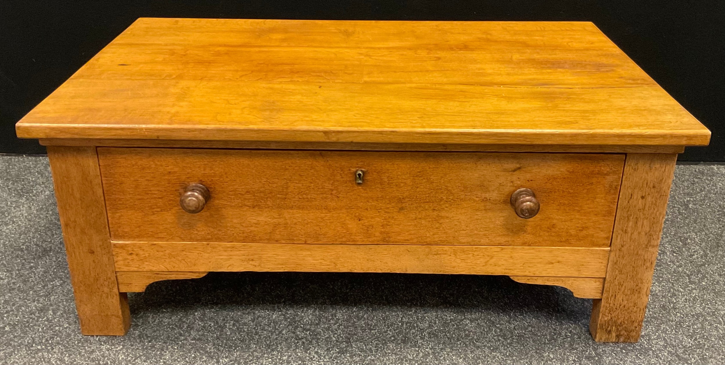 A contemporary oak coffee table, single large drawer to base, 43cm tall x 106cm x 65cm. - Bild 2 aus 2