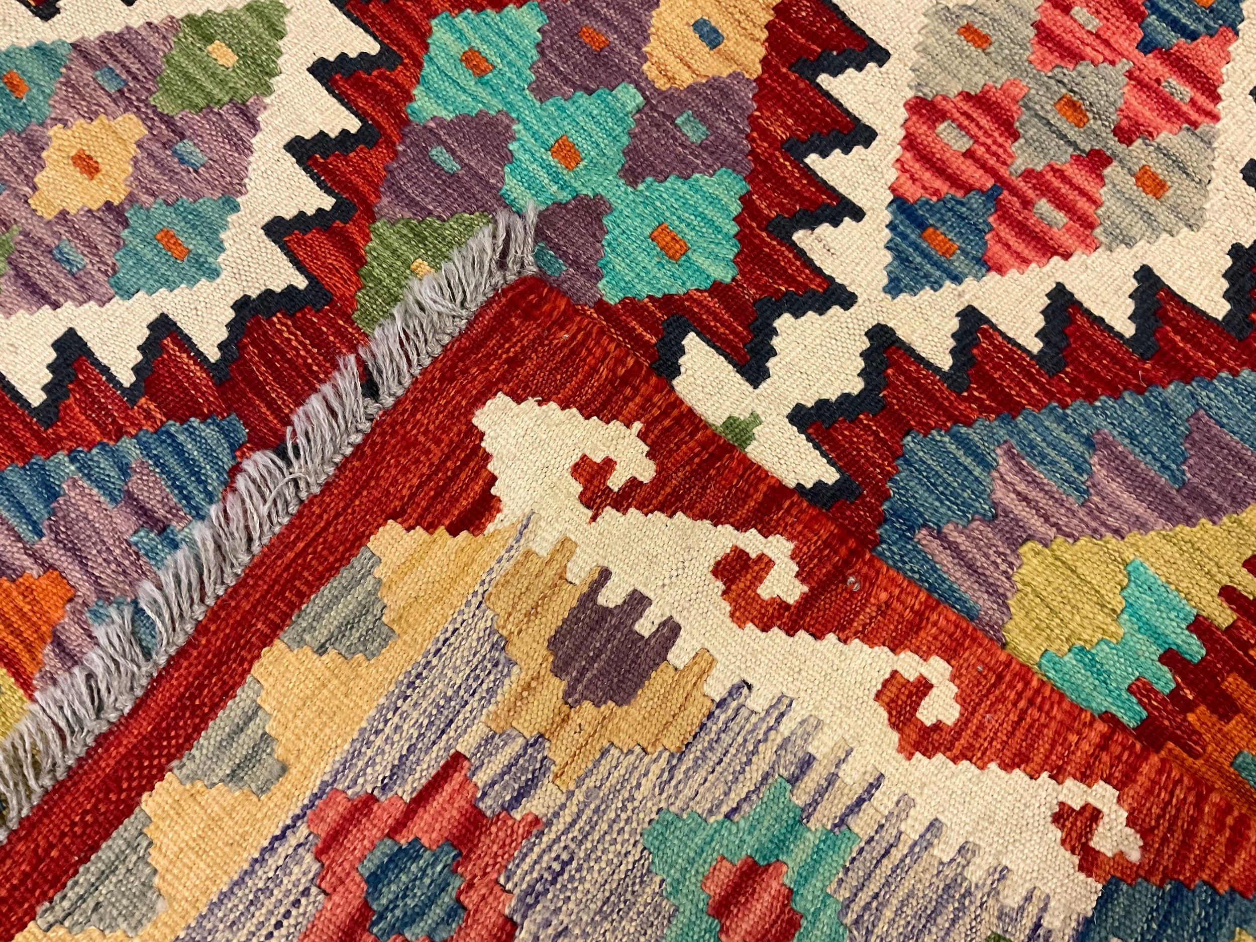 An Anatolian Kilim rug / carpet, 168cm x 108cm. - Image 2 of 2