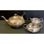 A Geroge V silver three piece tea set, Birmingham 1931, 20.53ozt (3)