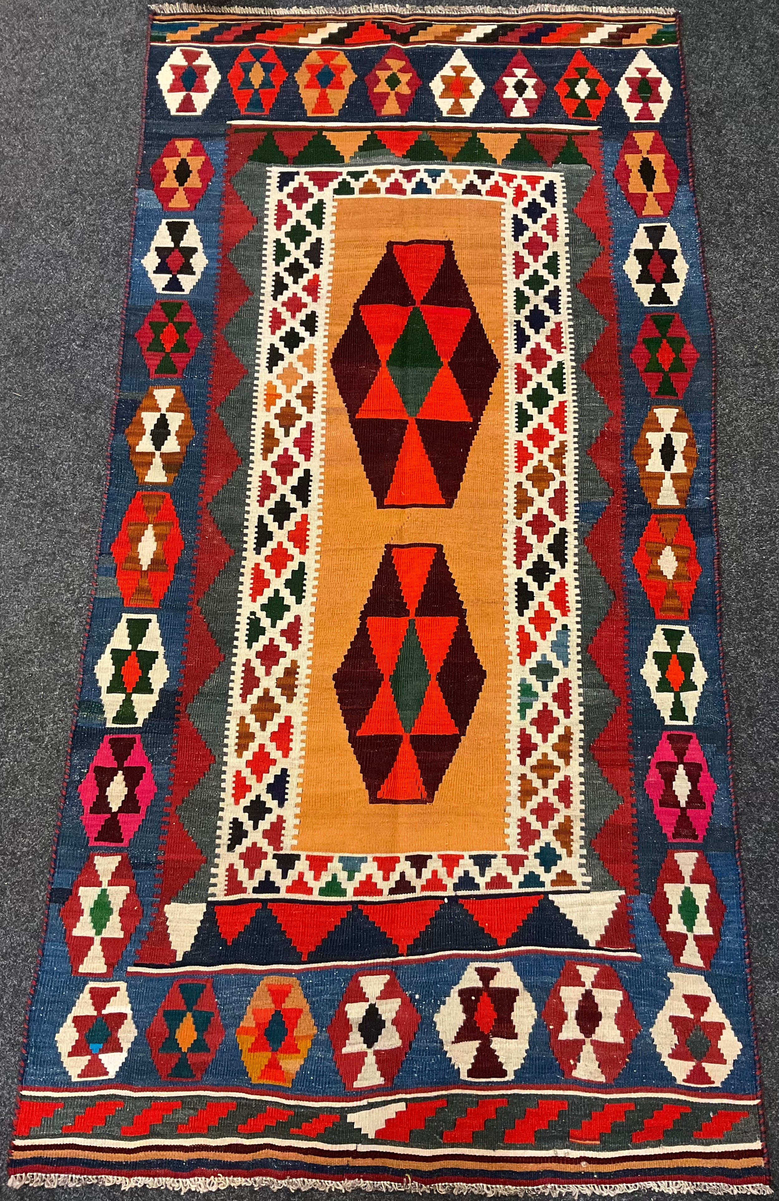 A South-west Persian Qashqai Kilim rug / carpet, knotted in bold colours with pair of Hexagonal form