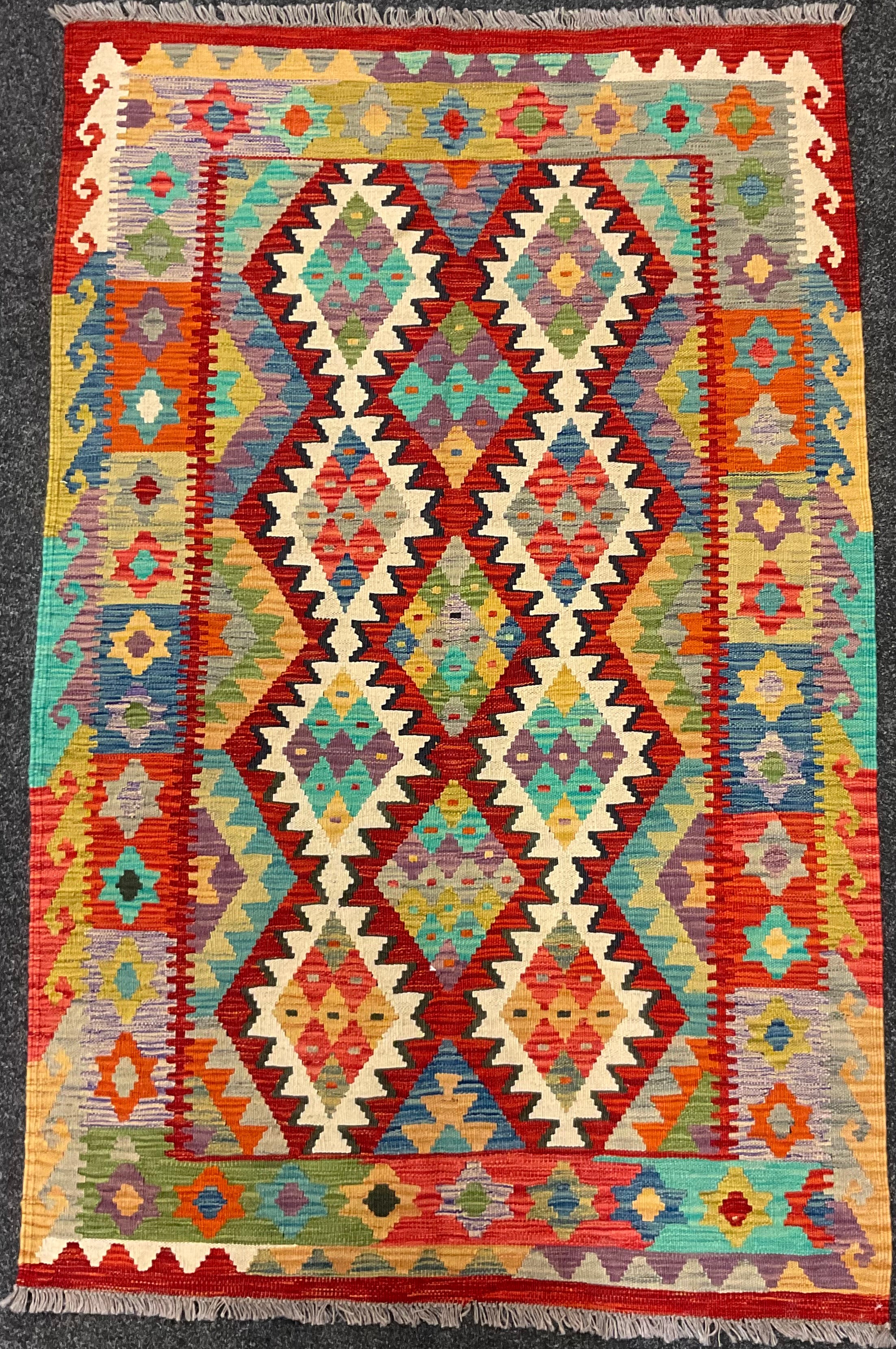 An Anatolian Kilim rug / carpet, 168cm x 108cm.